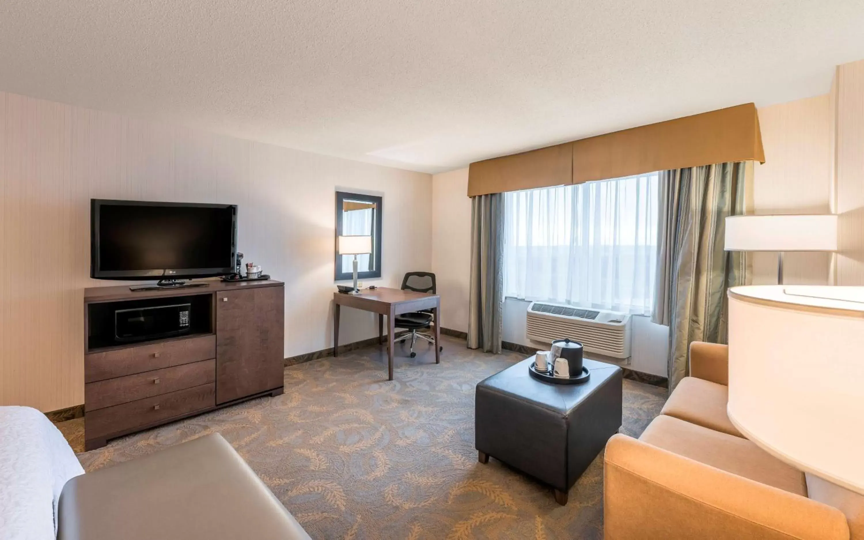 Bedroom, TV/Entertainment Center in Hampton Inn Sydney