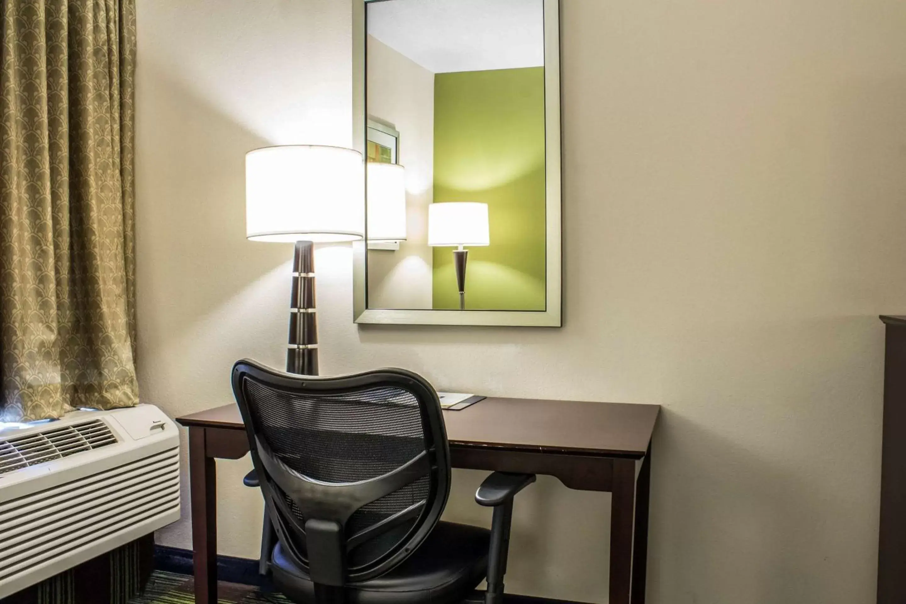 Photo of the whole room in Econo Lodge Ankeny – Des Moines