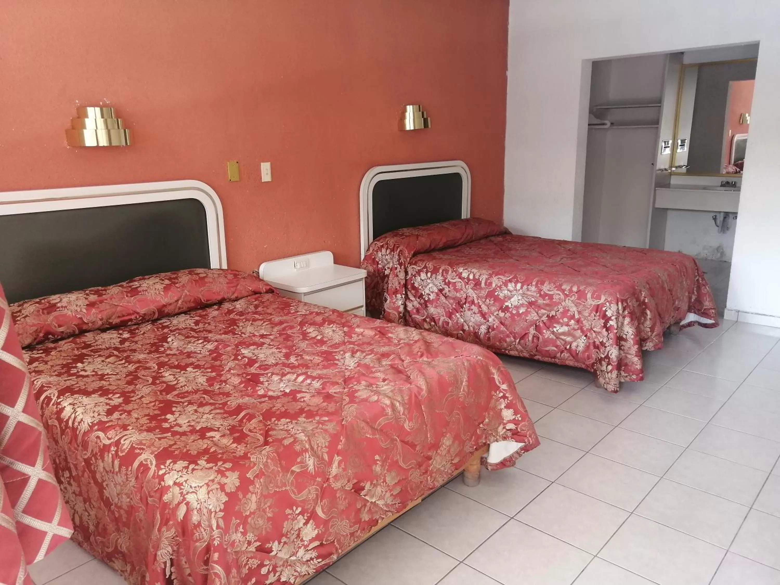 Budget Twin Room in KAVIA MEOQUI HOTEL & SUITES