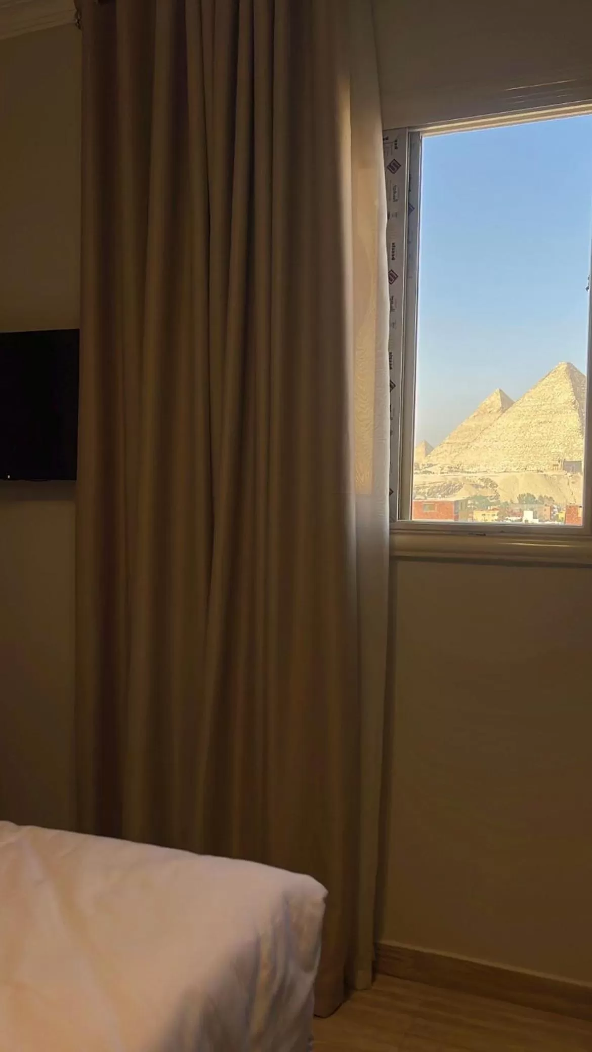 Landmark view, Bed in Crowne Pyramids View inn