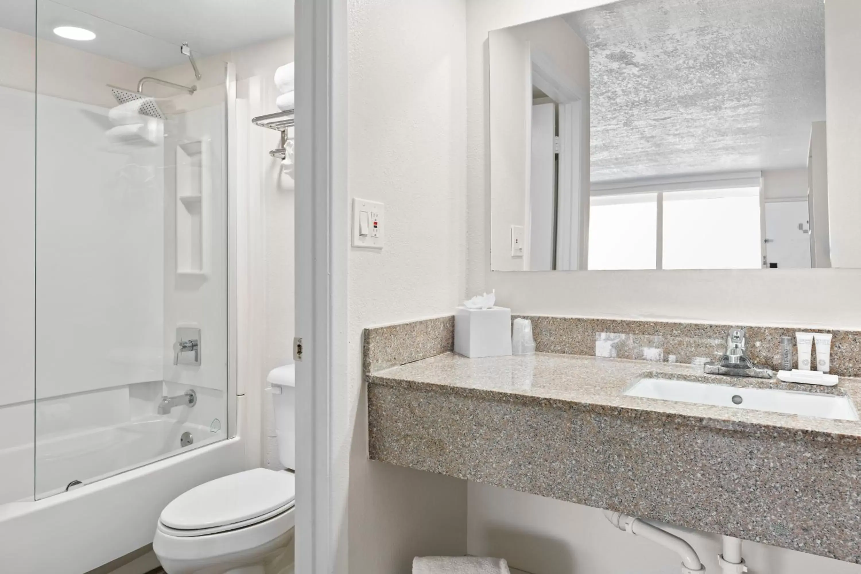 Shower, Bathroom in Developer Inn Maingate