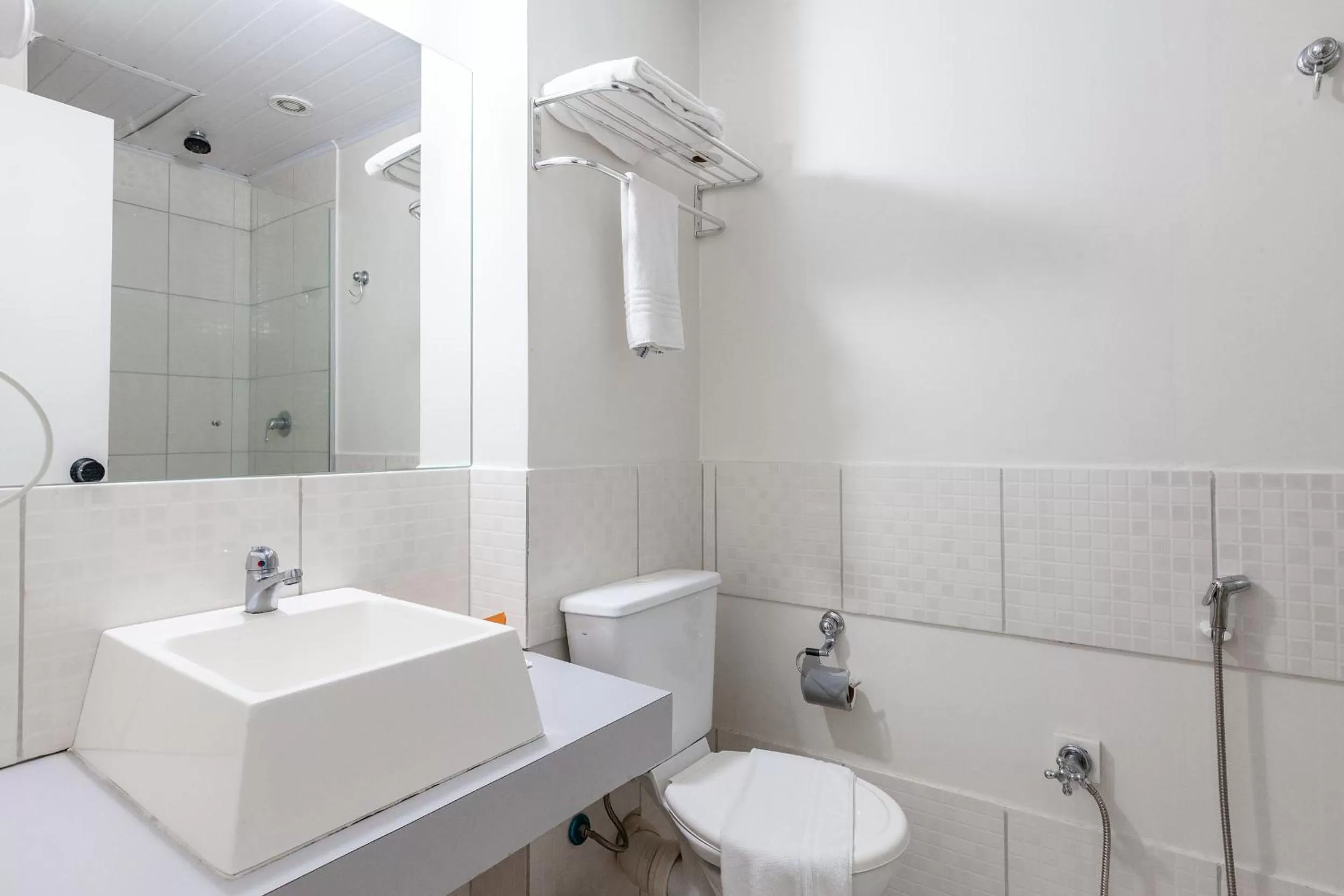 Toilet, Bathroom in Tri Hotel Smart Caxias