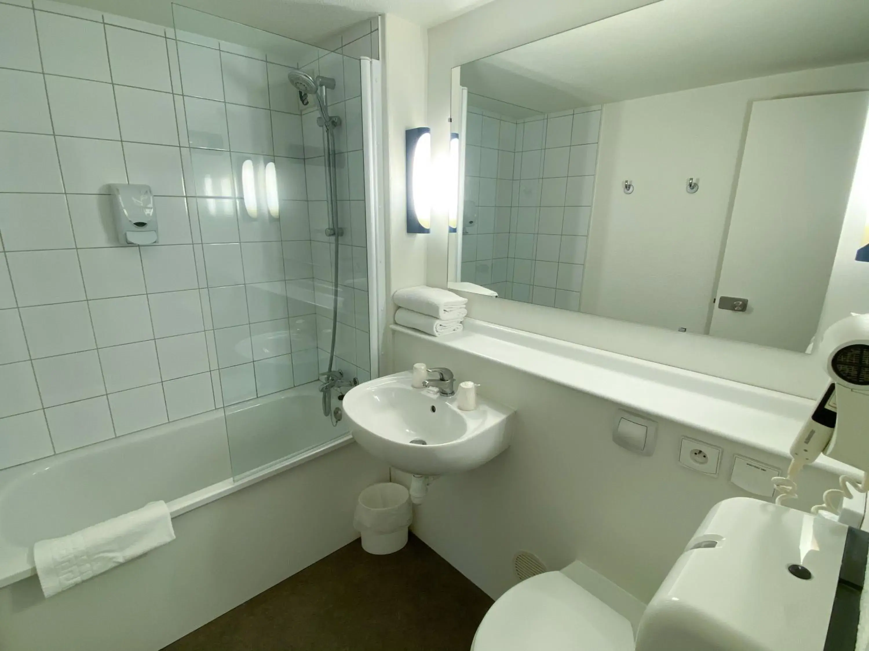 Bathroom in Kyriad Direct Roanne Hôtel