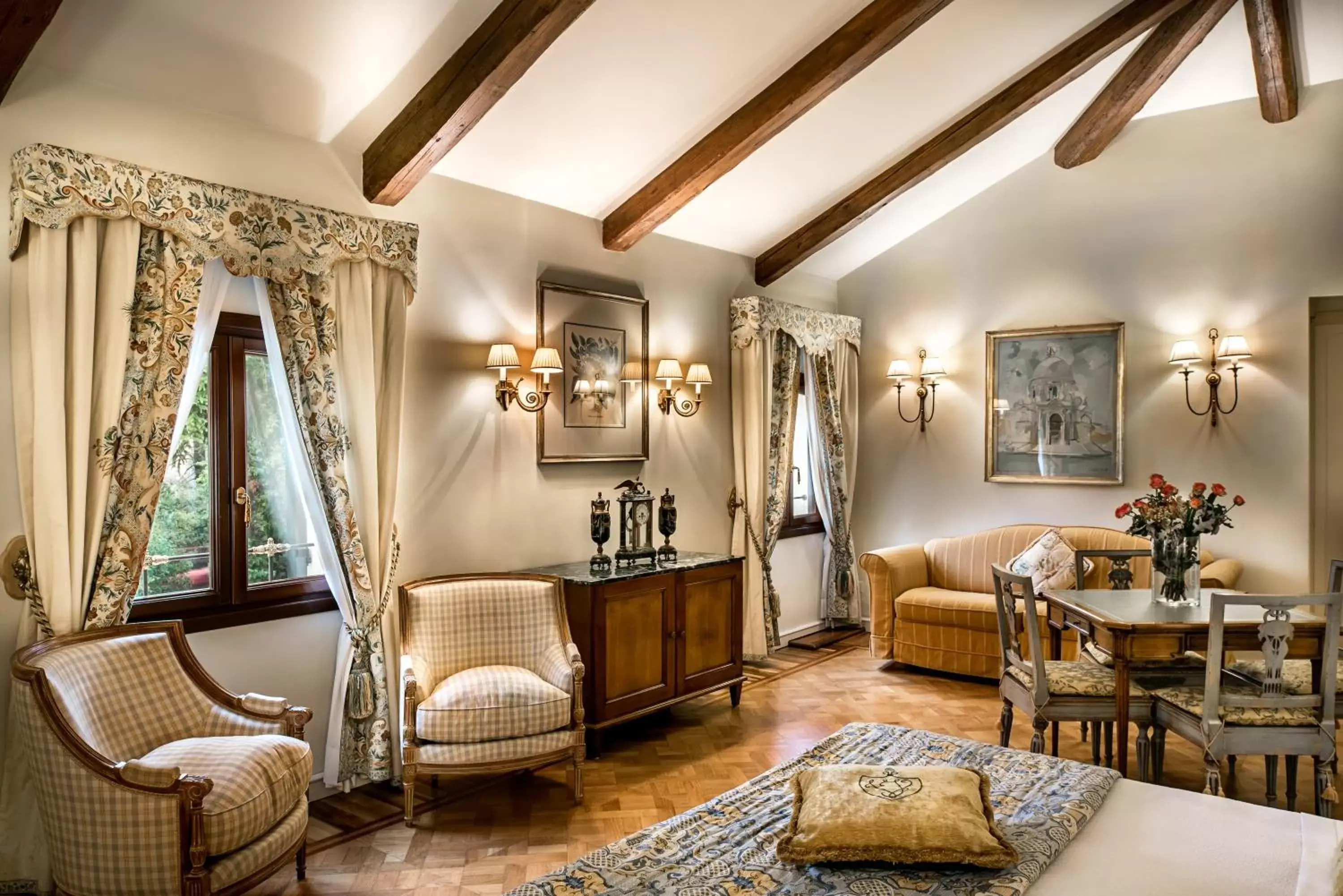 Photo of the whole room, Seating Area in Relais et Châteaux Hotel Villa Franceschi