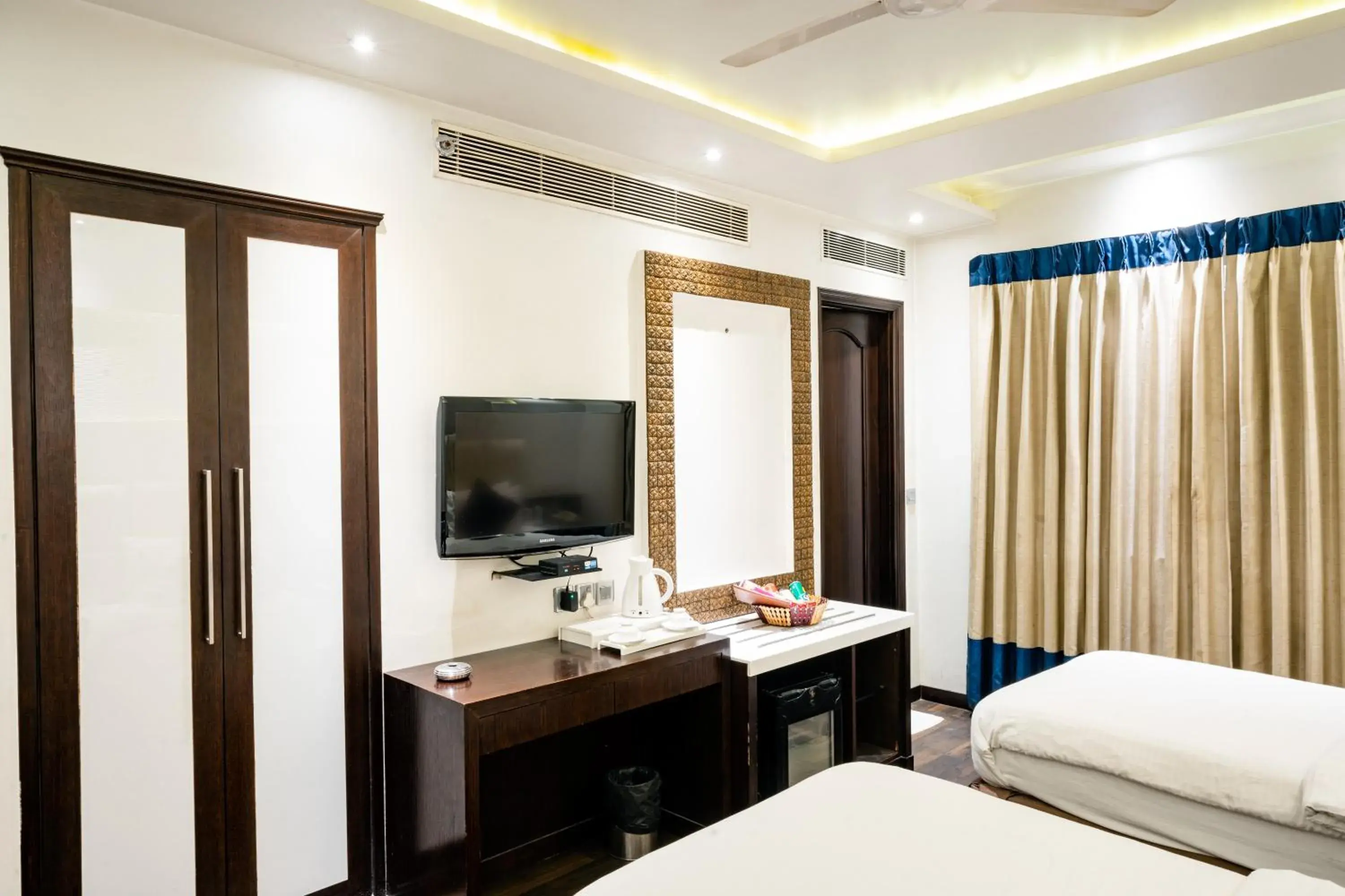 Bedroom, TV/Entertainment Center in Grand Godwin Near NDLS Railway Station- Paharganj