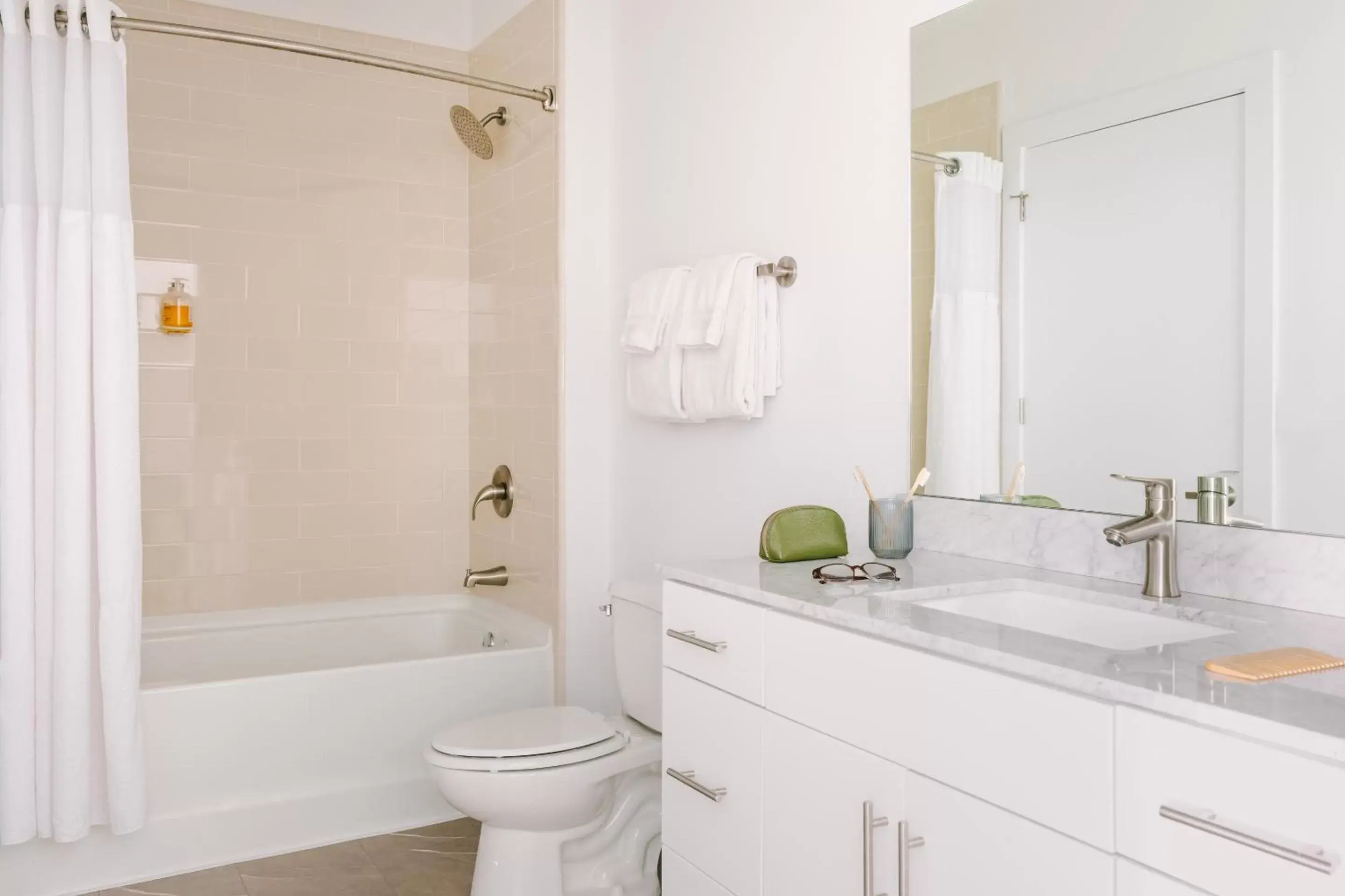 Living room, Bathroom in Sonder Midtown South