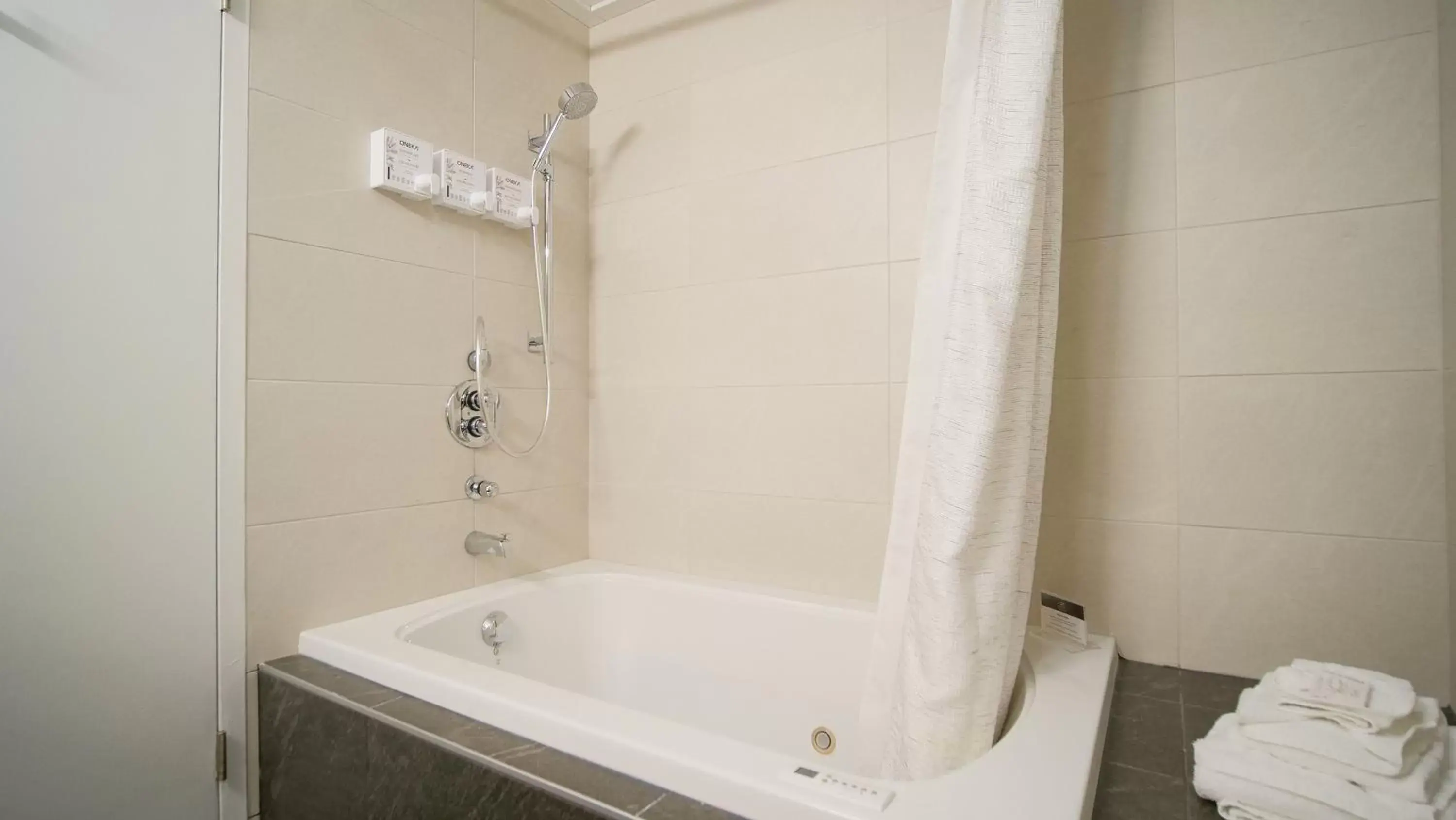 Shower, Bathroom in Manoir Belle Plage