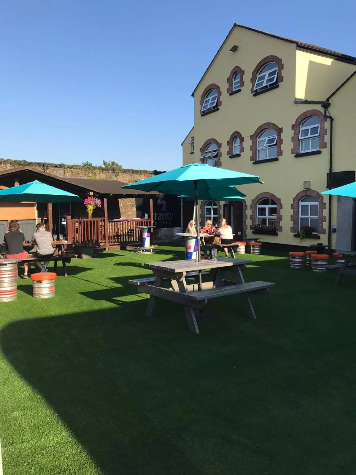 Garden in Walsh's Hotel and Apartments