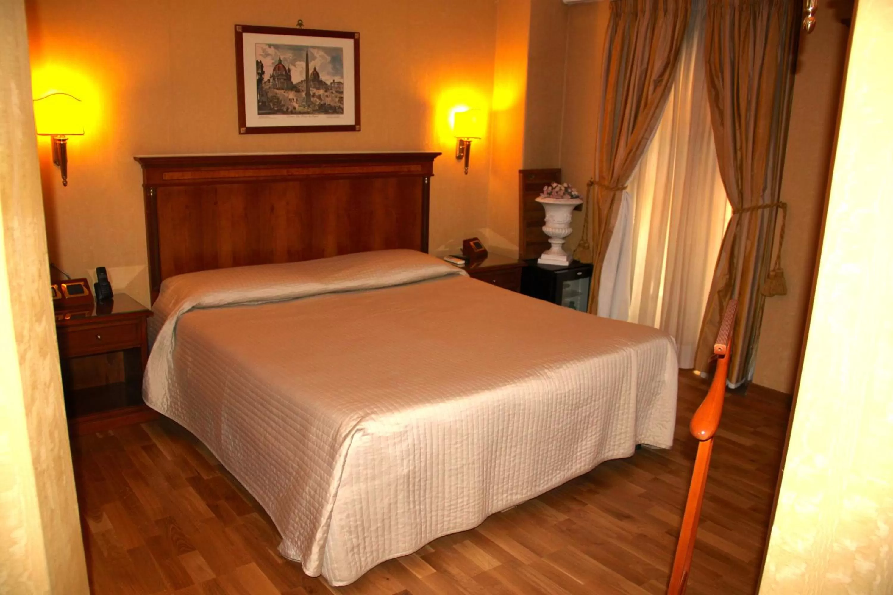 Photo of the whole room, Bed in Luxury Rooms H 2000 Roma