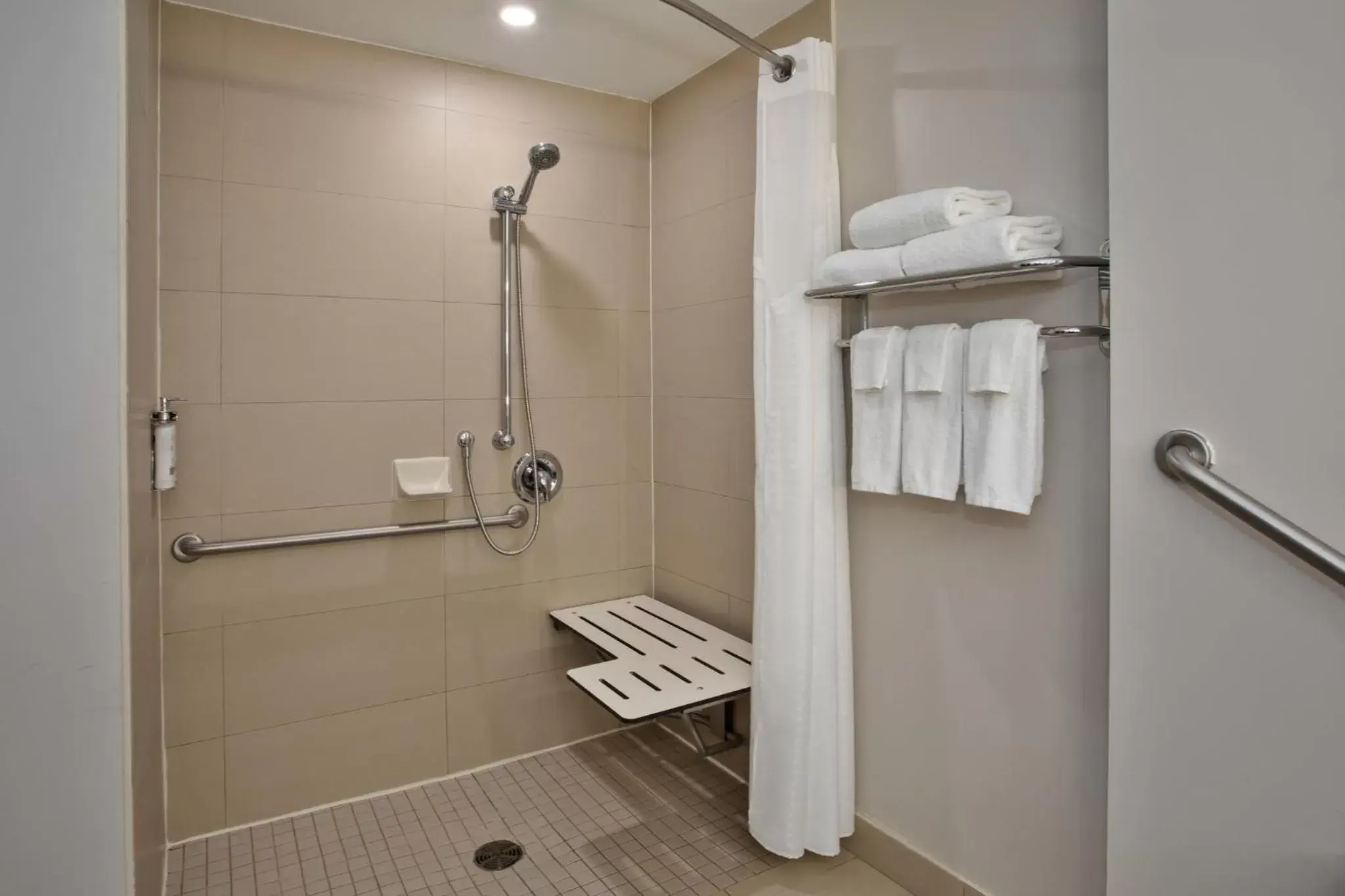 Photo of the whole room, Bathroom in Holiday Inn Express Kingston Central, an IHG Hotel
