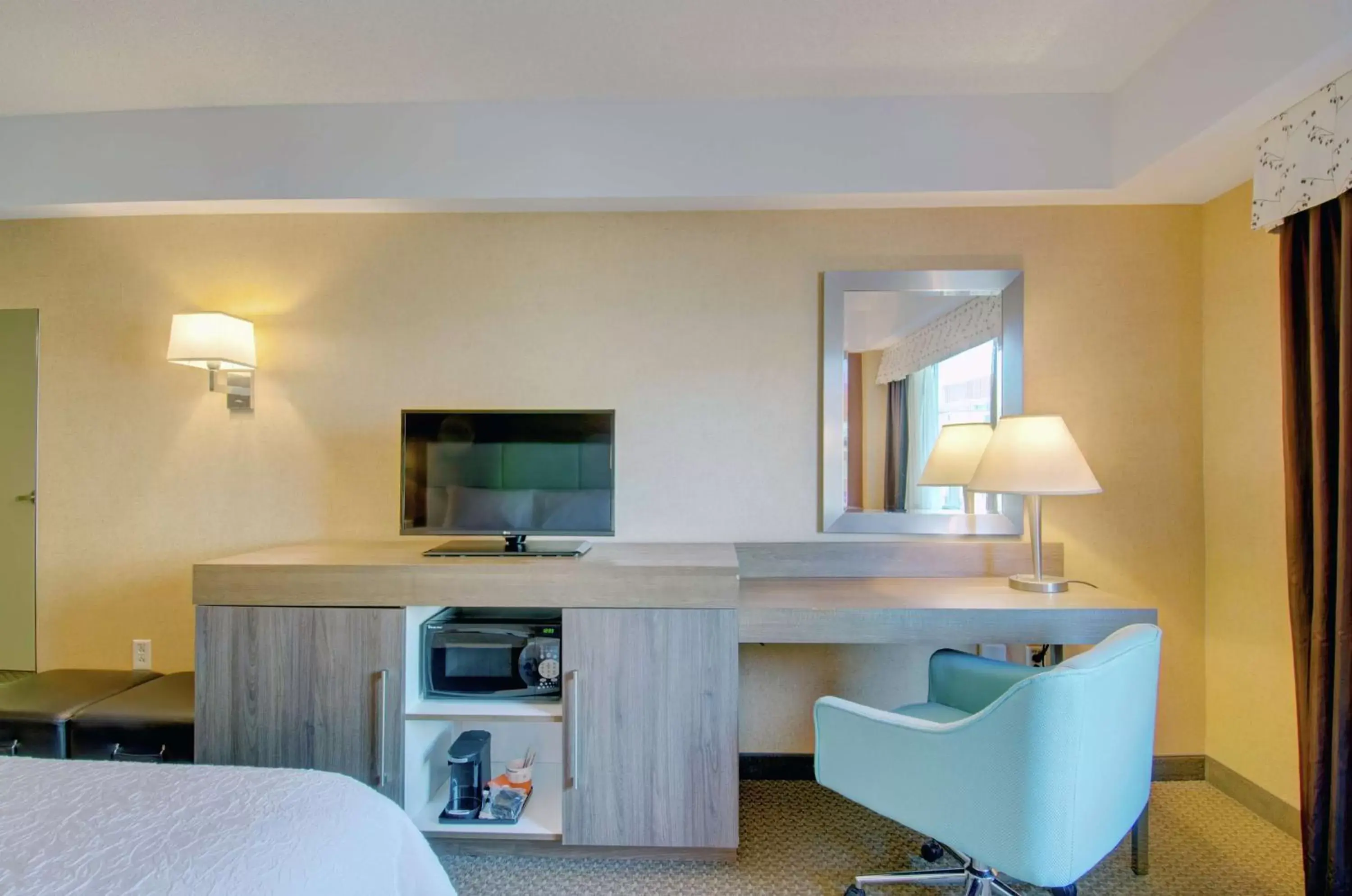 Bedroom, Bed in Hampton Inn & Suites Boston Crosstown Center Bedroom, Bed in Hampton Inn & Suites Boston Crosstown Center