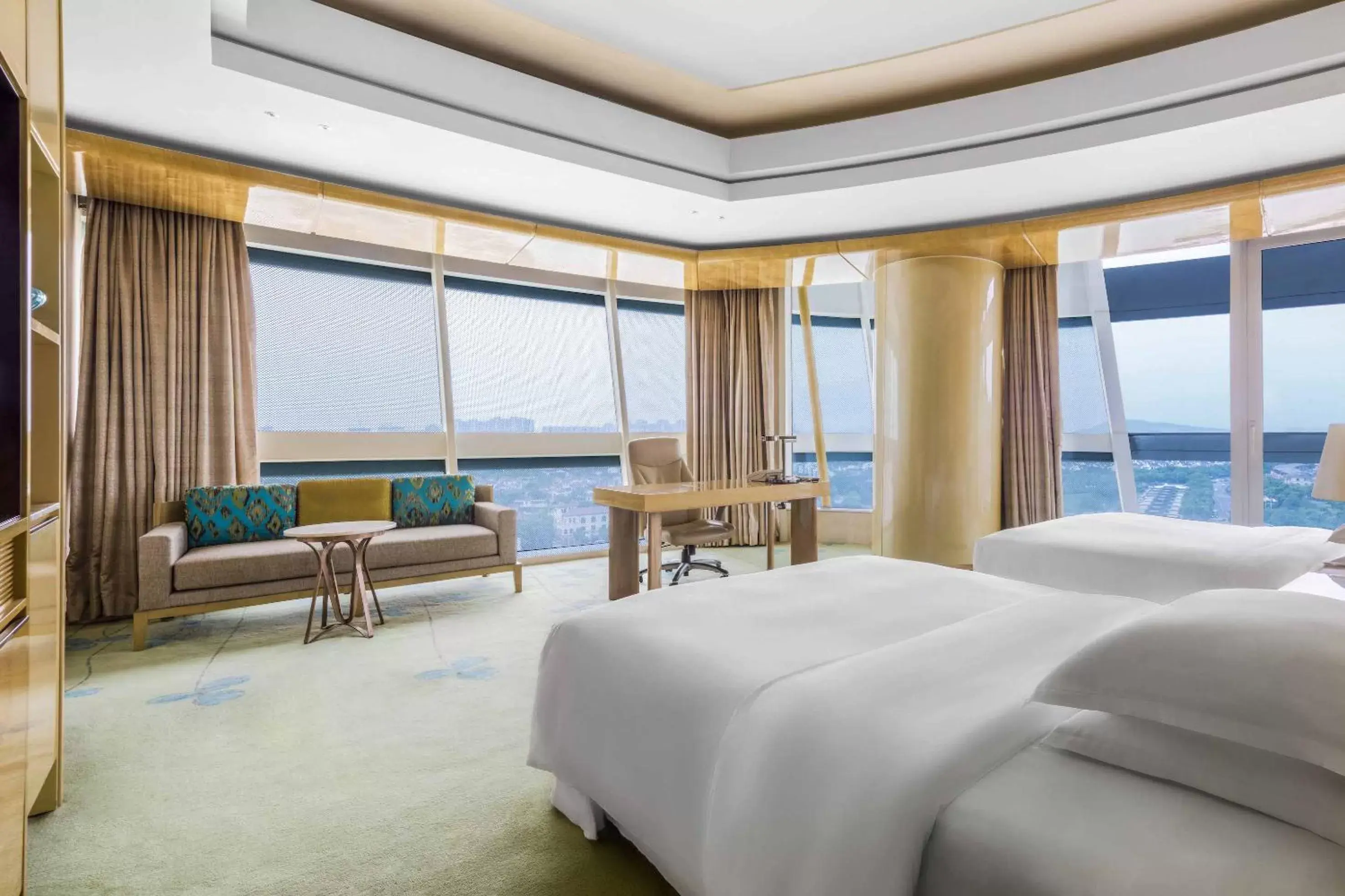 Bed in Sheraton Huzhou Taihu Lake Hot Spring Resort & Spa
