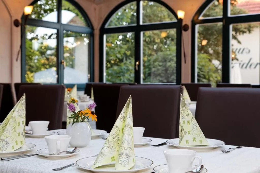 Restaurant/Places to Eat in Landhotel Schneider