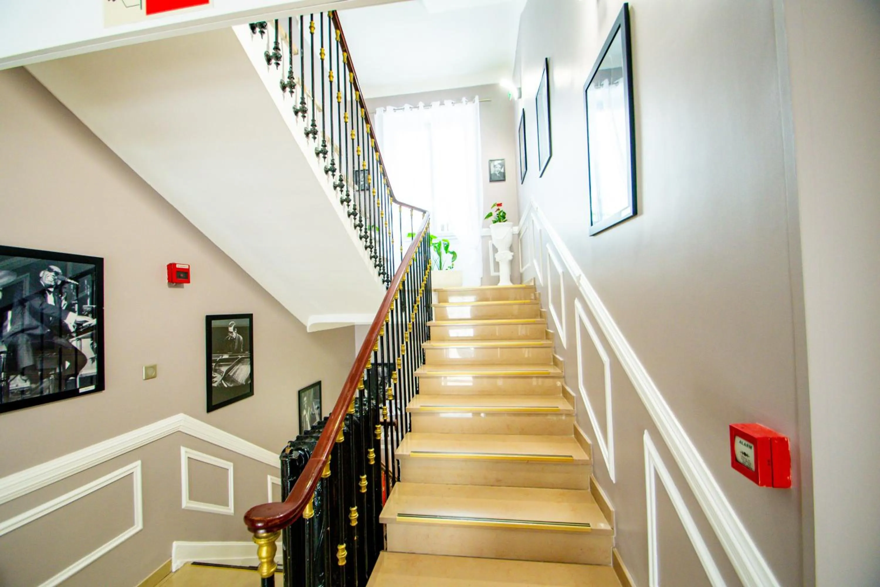 Property building in Hôtel Parisien