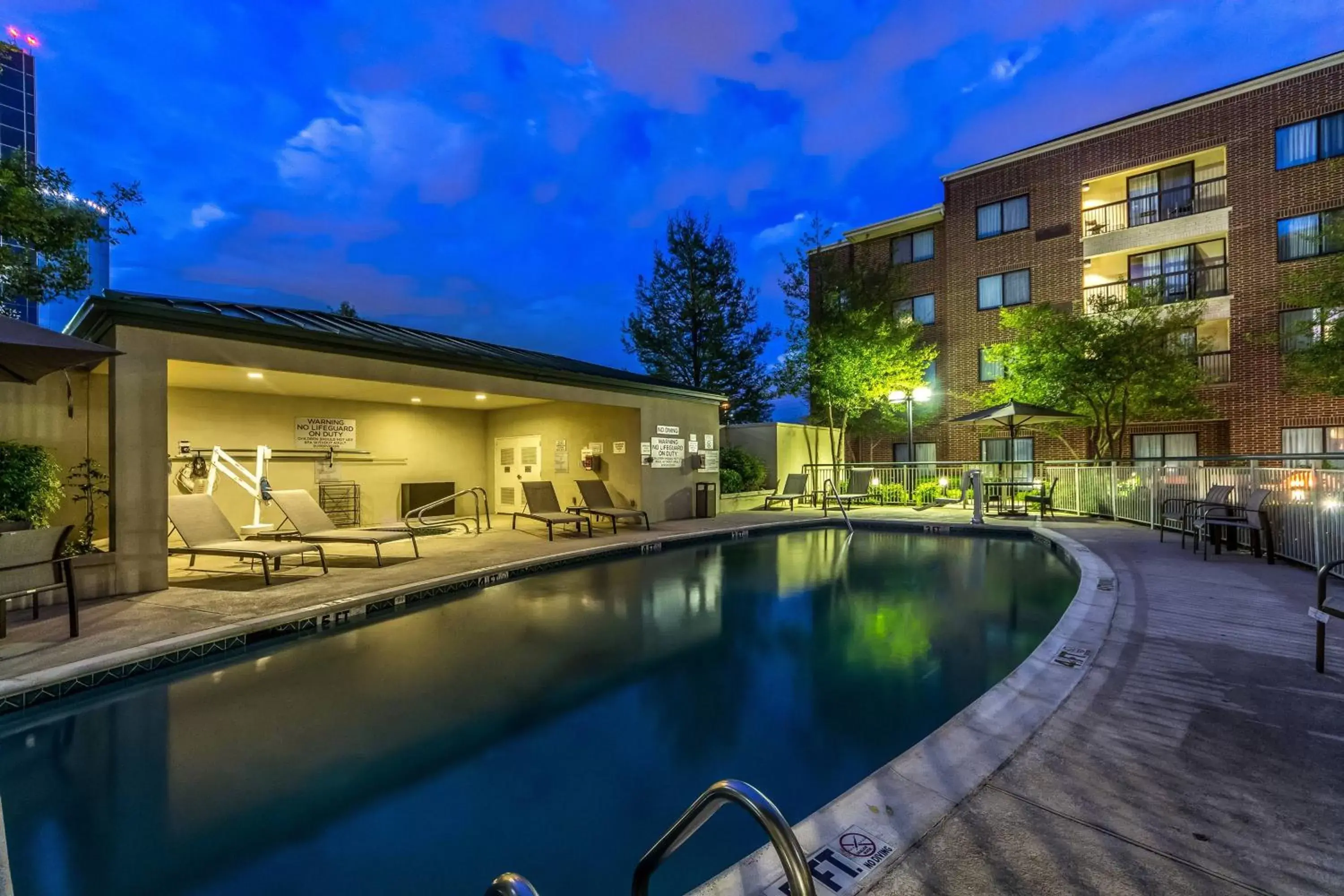 Swimming pool, Property Building in Courtyard Dallas DFW Airport South/Irving