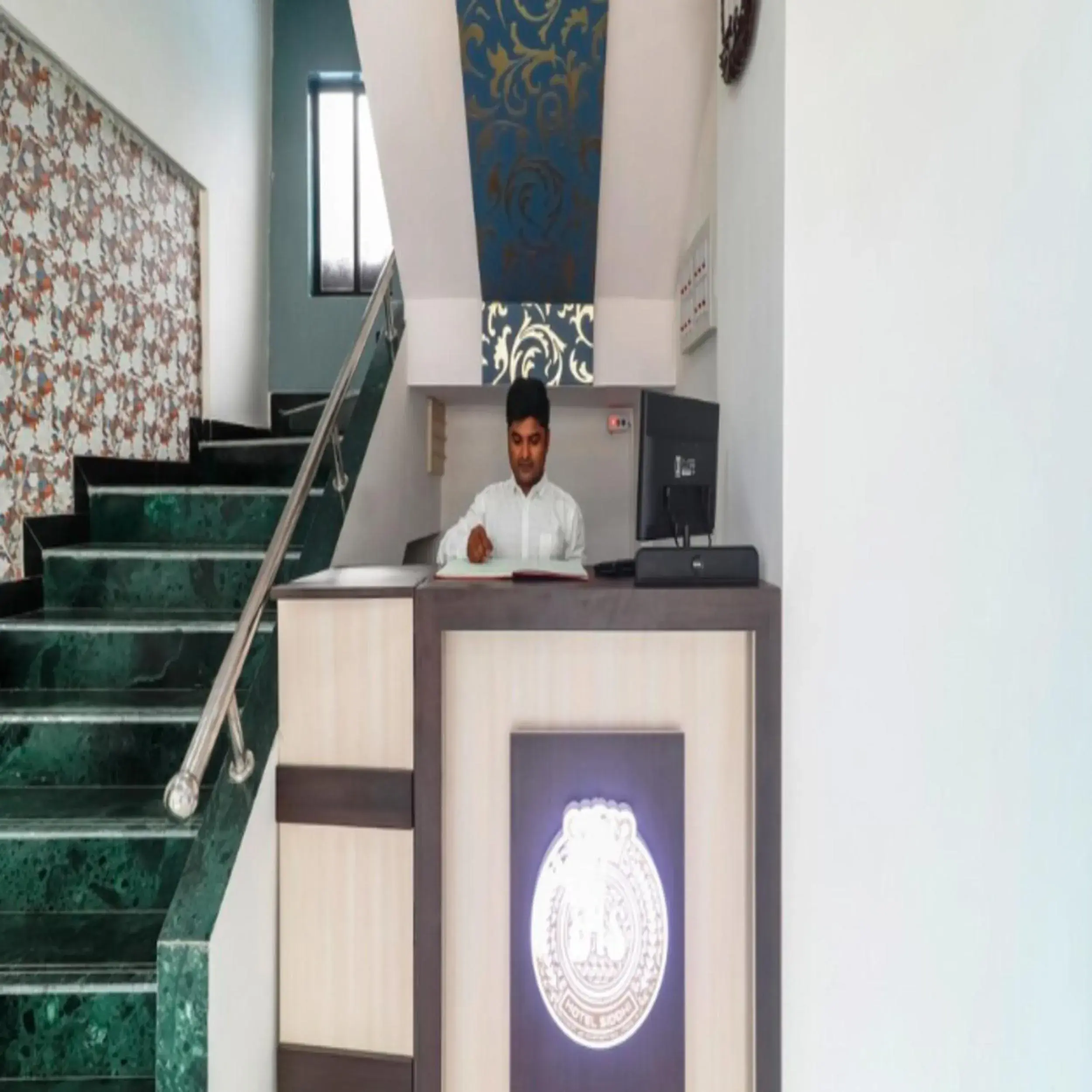 Lobby or reception, Kitchen/Kitchenette in Hotel Siddhi Inn Lodging - Navi Mumbai