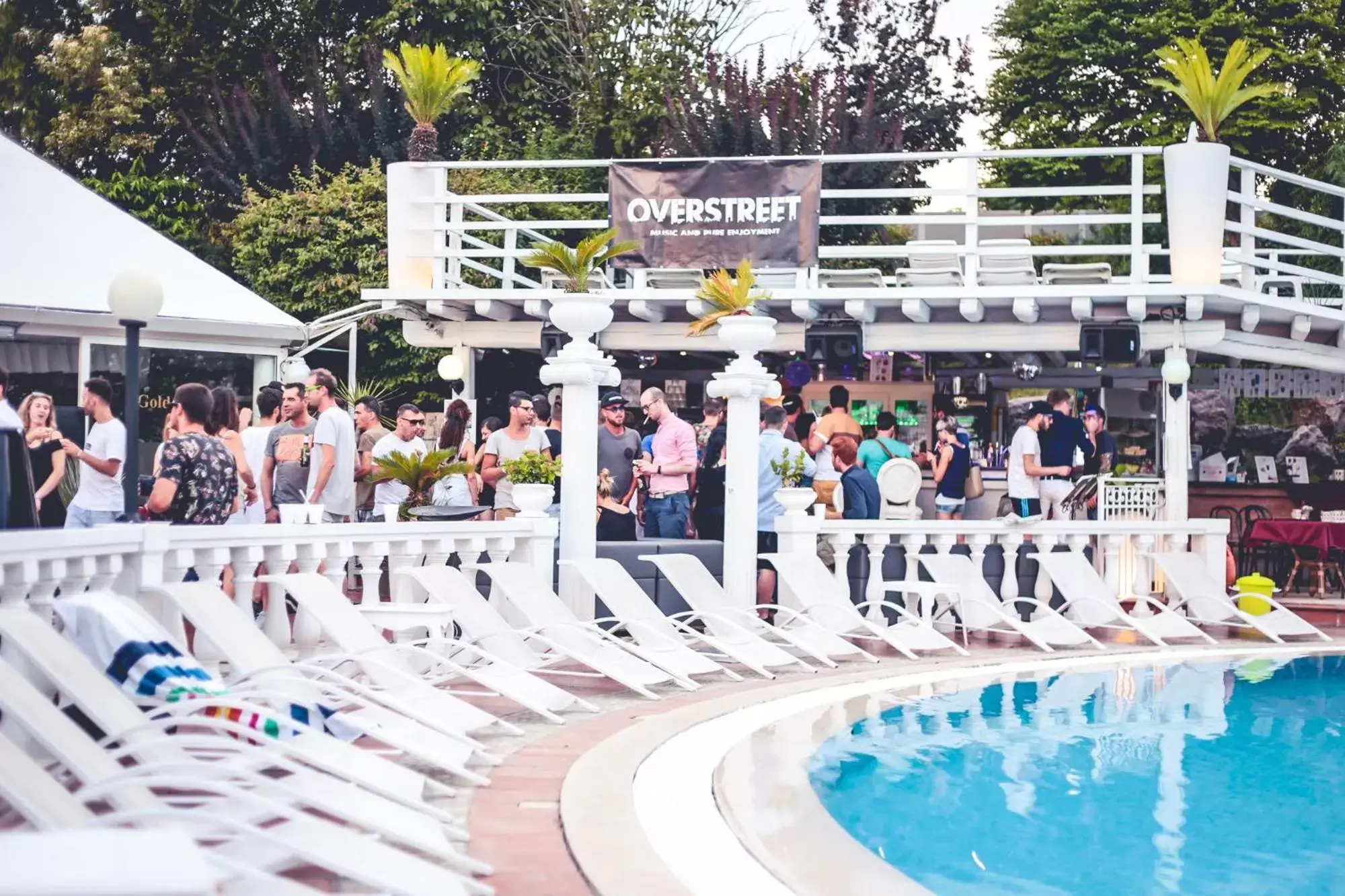 Swimming Pool in Hotel Villa Pigalle