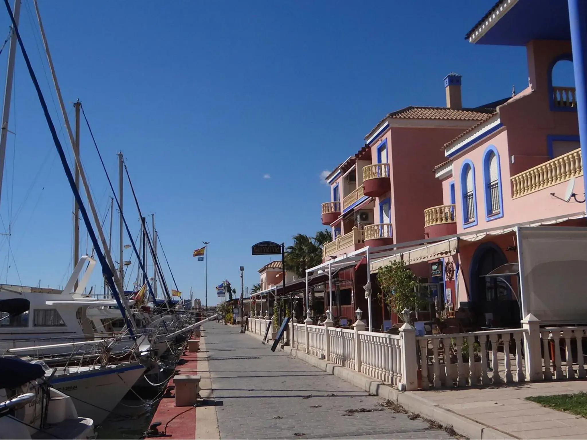 Facade/entrance in Marina Internacional