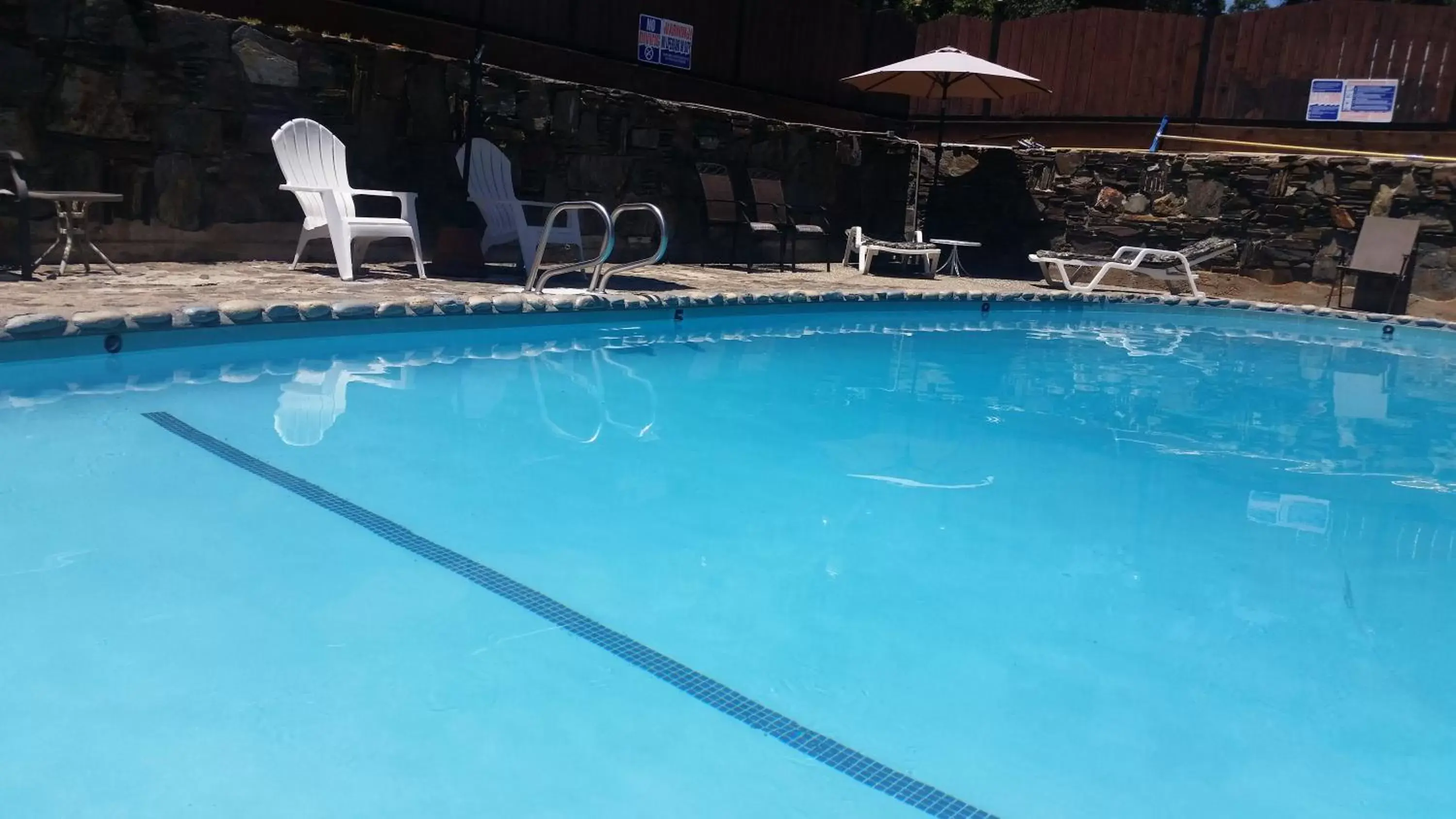 Swimming Pool in Gunn House Hotel