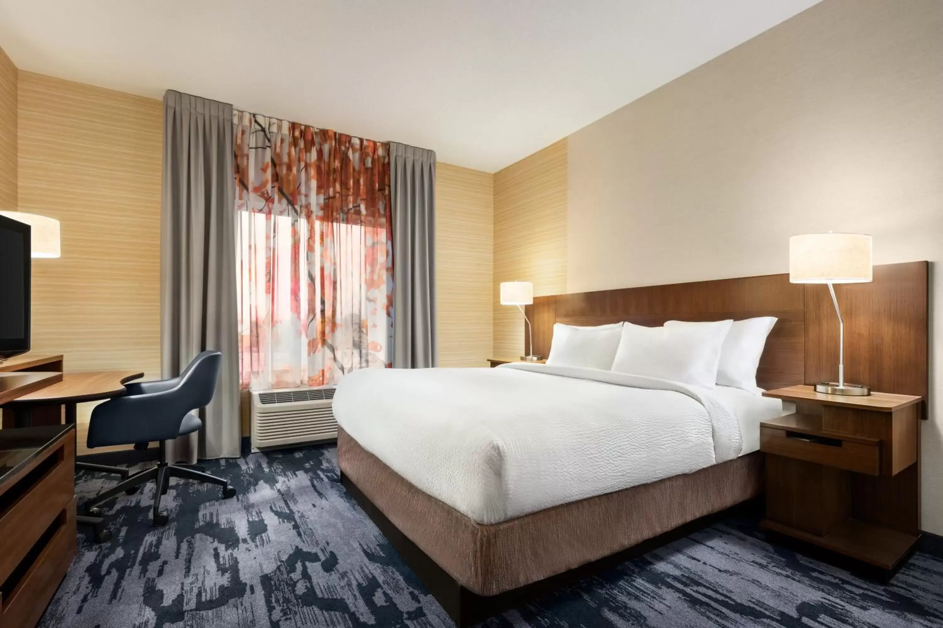 Bed in Fairfield Inn & Suites by Marriott Hershey Chocolate Avenue