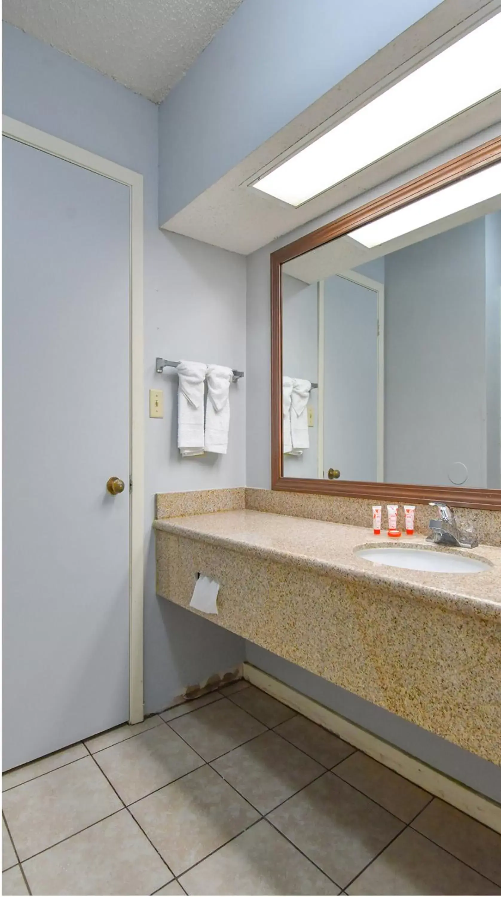Bathroom in OYO Hotel Texarkana Trinity AR Hwy I-30