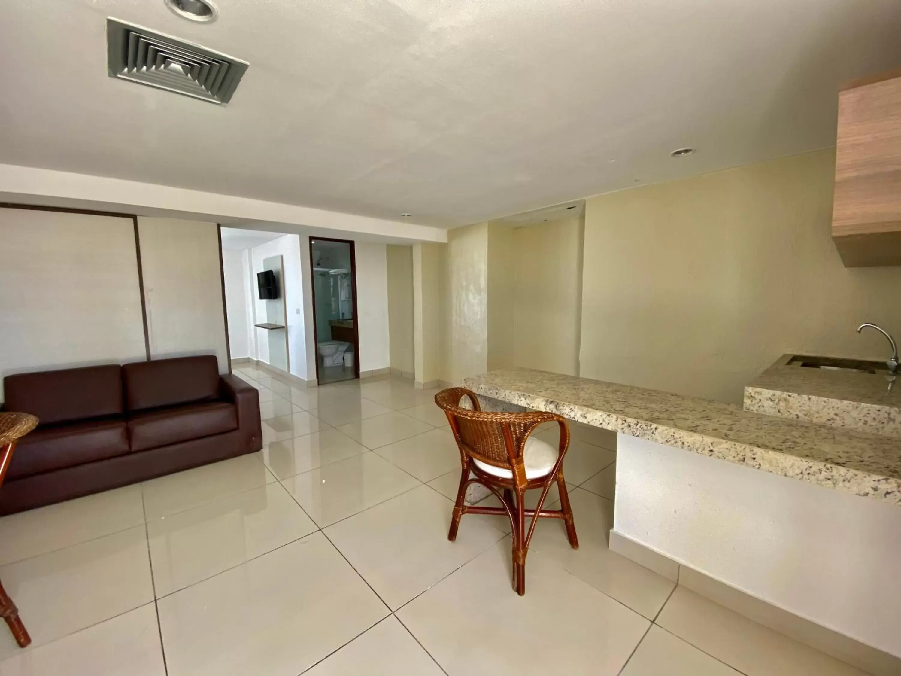 Seating area, Kitchen/Kitchenette in Nobile Suítes Tambaú