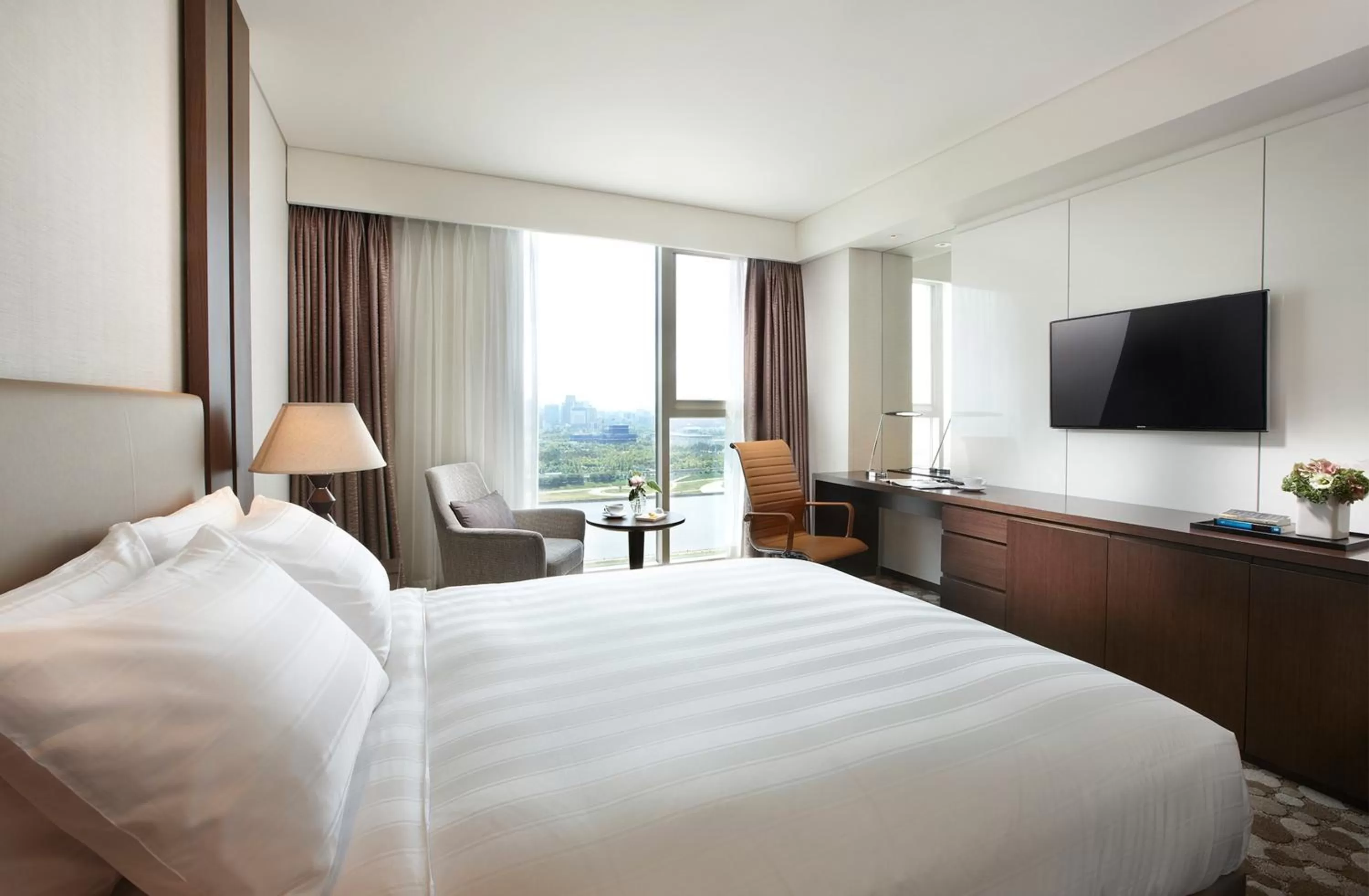 Bed in LOTTE CITY HOTEL Daejeon