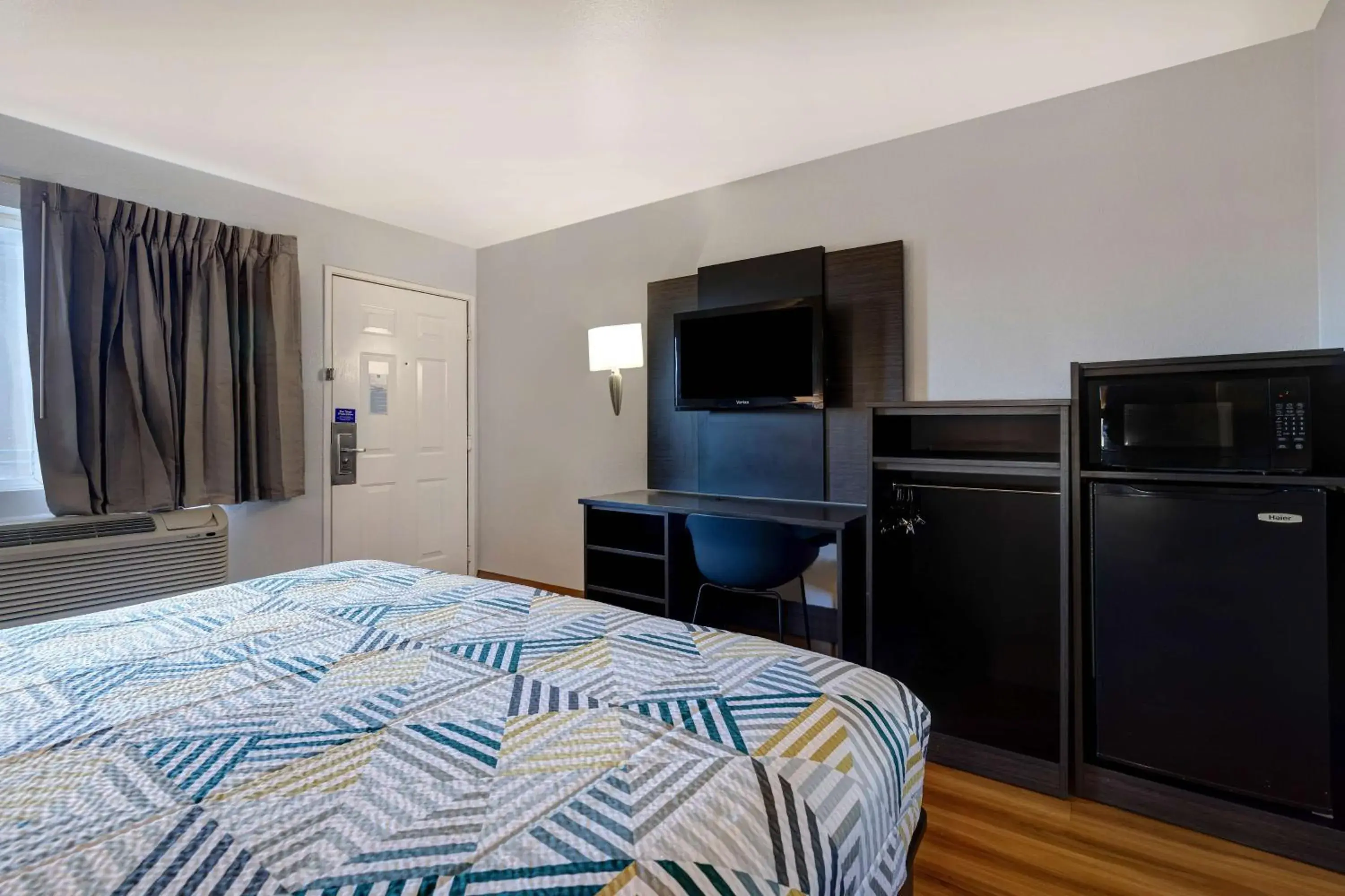 Photo of the whole room, Bed in Motel 6-Buttonwillow, CA Central Photo of the whole room, Bed in Motel 6-Buttonwillow, CA Central