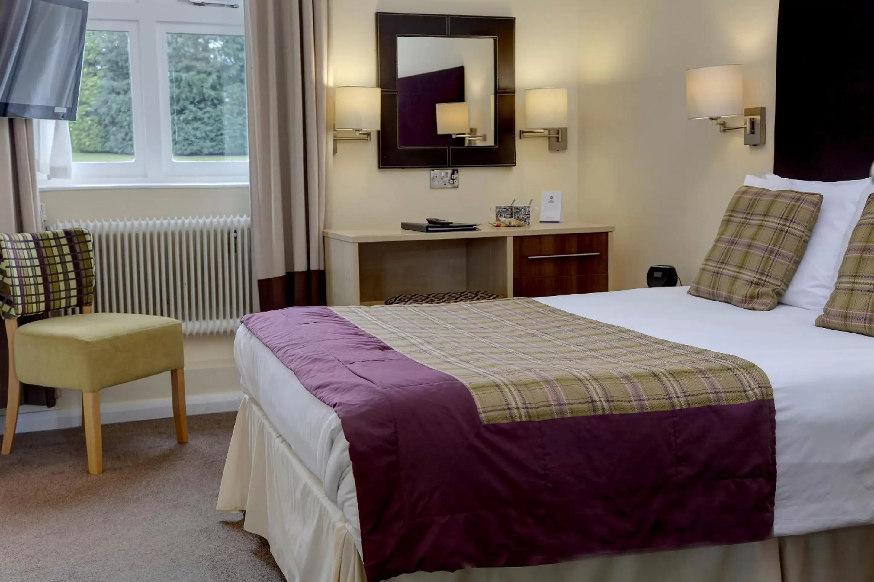 Garden view, Bed in Best Western Walworth Castle Hotel