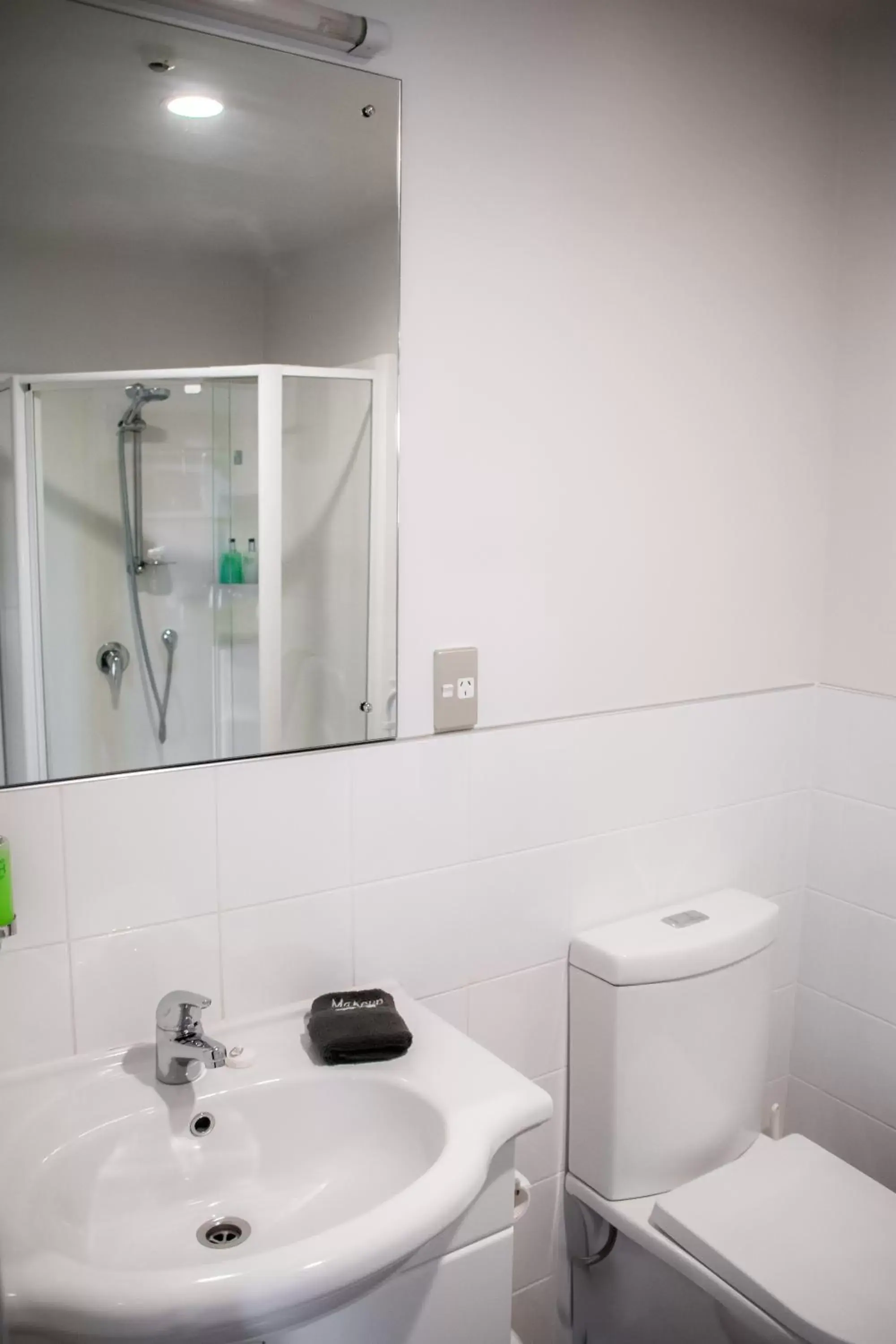 Shower, Bathroom in Carrick Lodge Motel