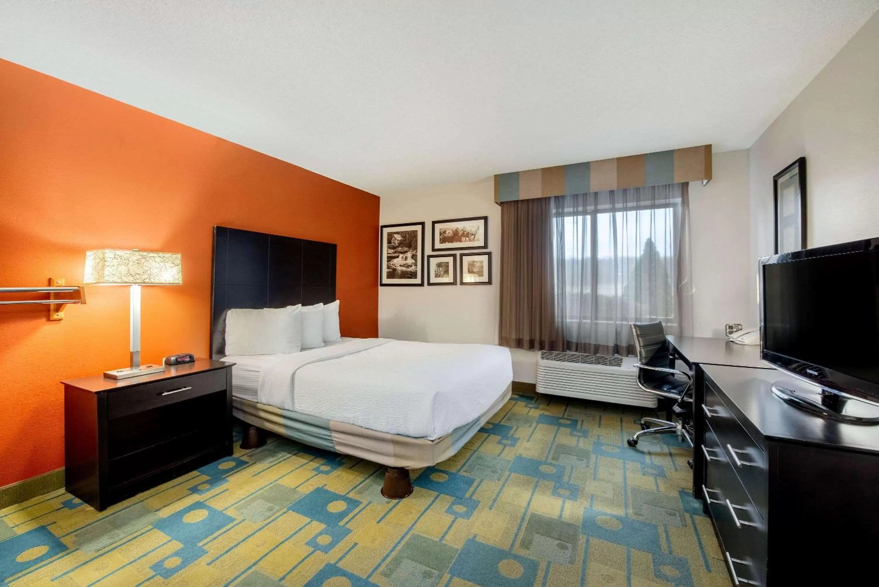 Photo of the whole room, Bed in La Quinta by Wyndham Mansfield OH