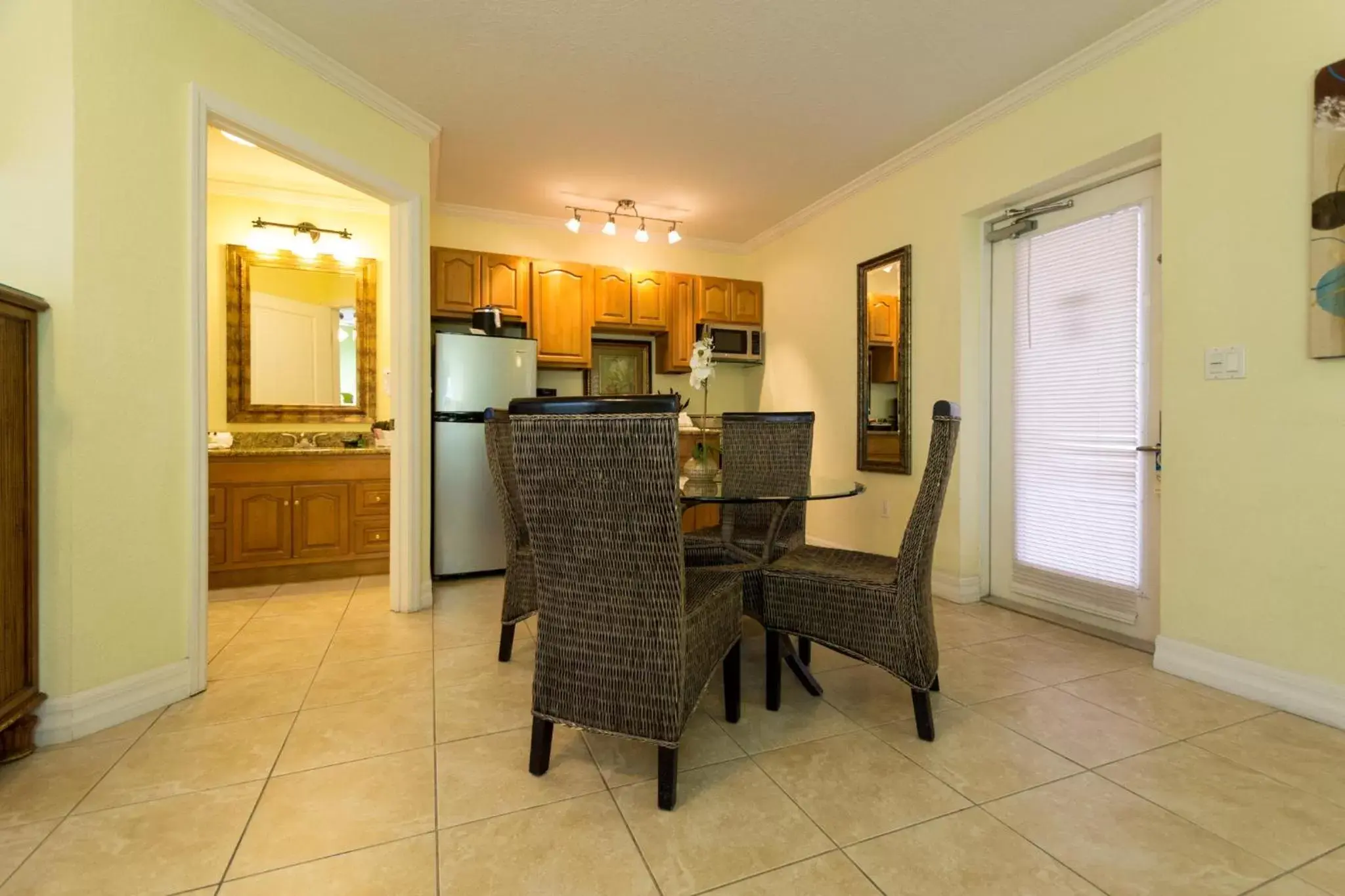 Kitchen or kitchenette, Seating Area in Tropical Beach Resorts - Sarasota