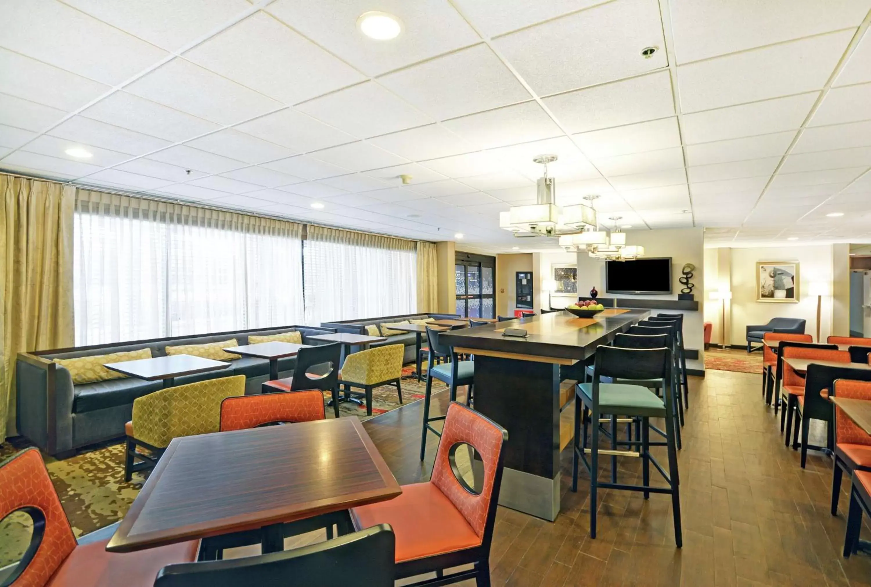 Lobby or reception, Restaurant/Places to Eat in Hampton Inn Chicago-Naperville