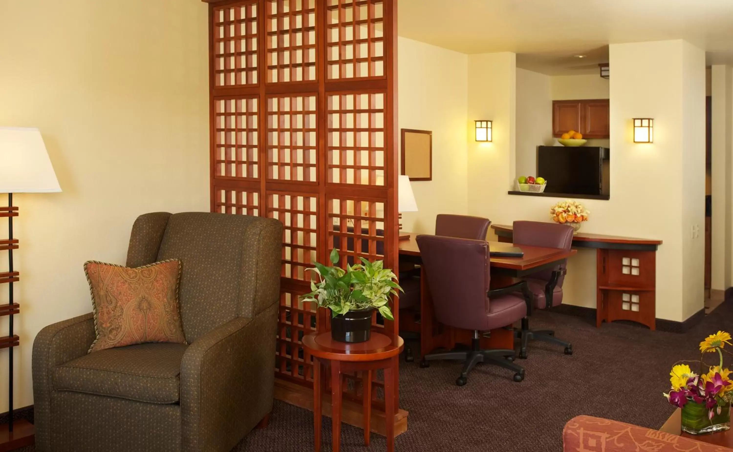 Kitchen or kitchenette, Seating Area in Larkspur Landing Roseville-An All-Suite Hotel