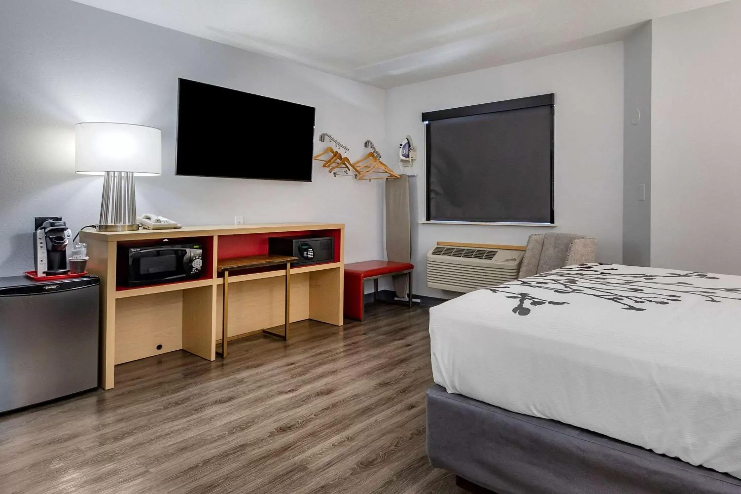 Bedroom, TV/Entertainment Center in Sleep Inn & Suites