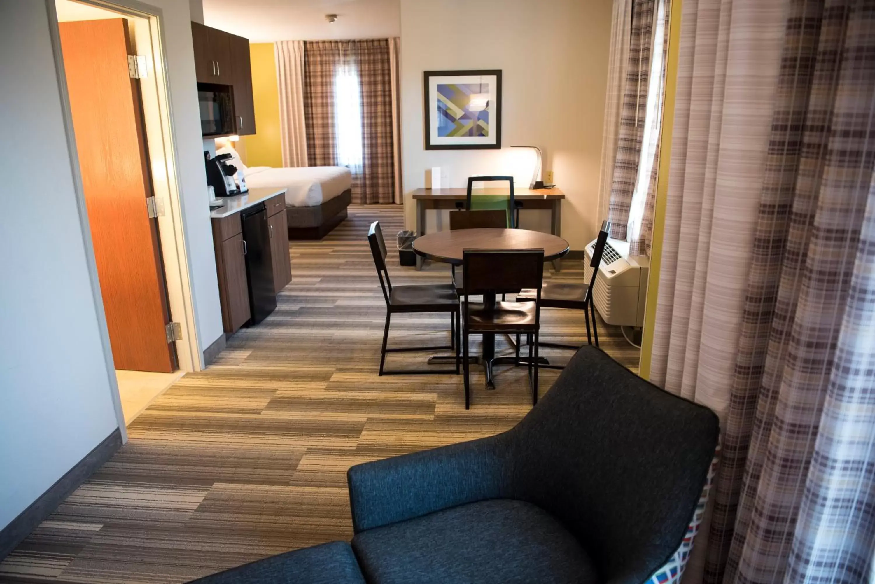 Photo of the whole room, Seating Area in Holiday Inn Express Hotel & Suites Lexington-Downtown University, an IHG Hotel
