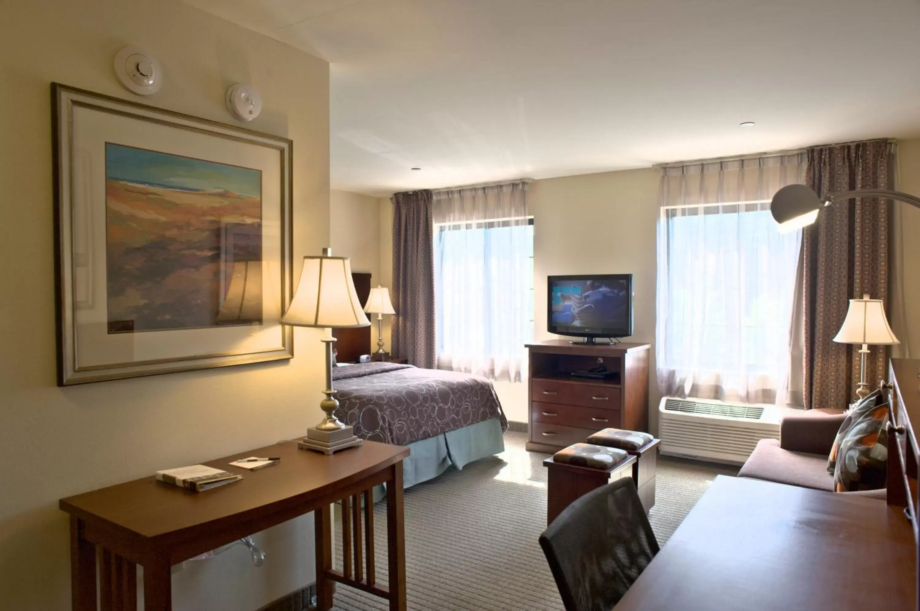 Bedroom, TV/Entertainment Center in Staybridge Suites East Stroudsburg - Poconos, an IHG Hotel