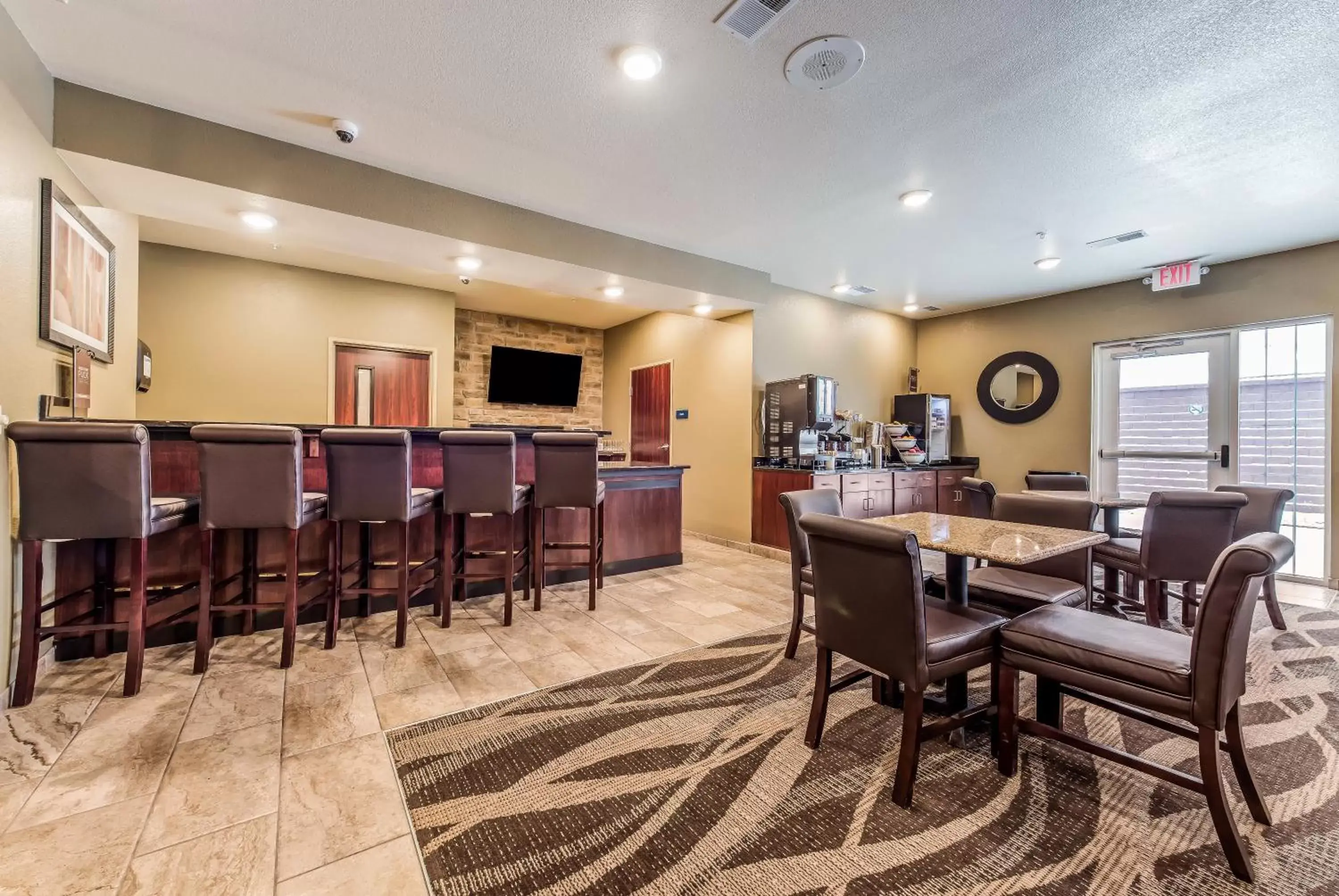 Lounge or bar in Cobblestone Hotel & Suites - Hutchinson