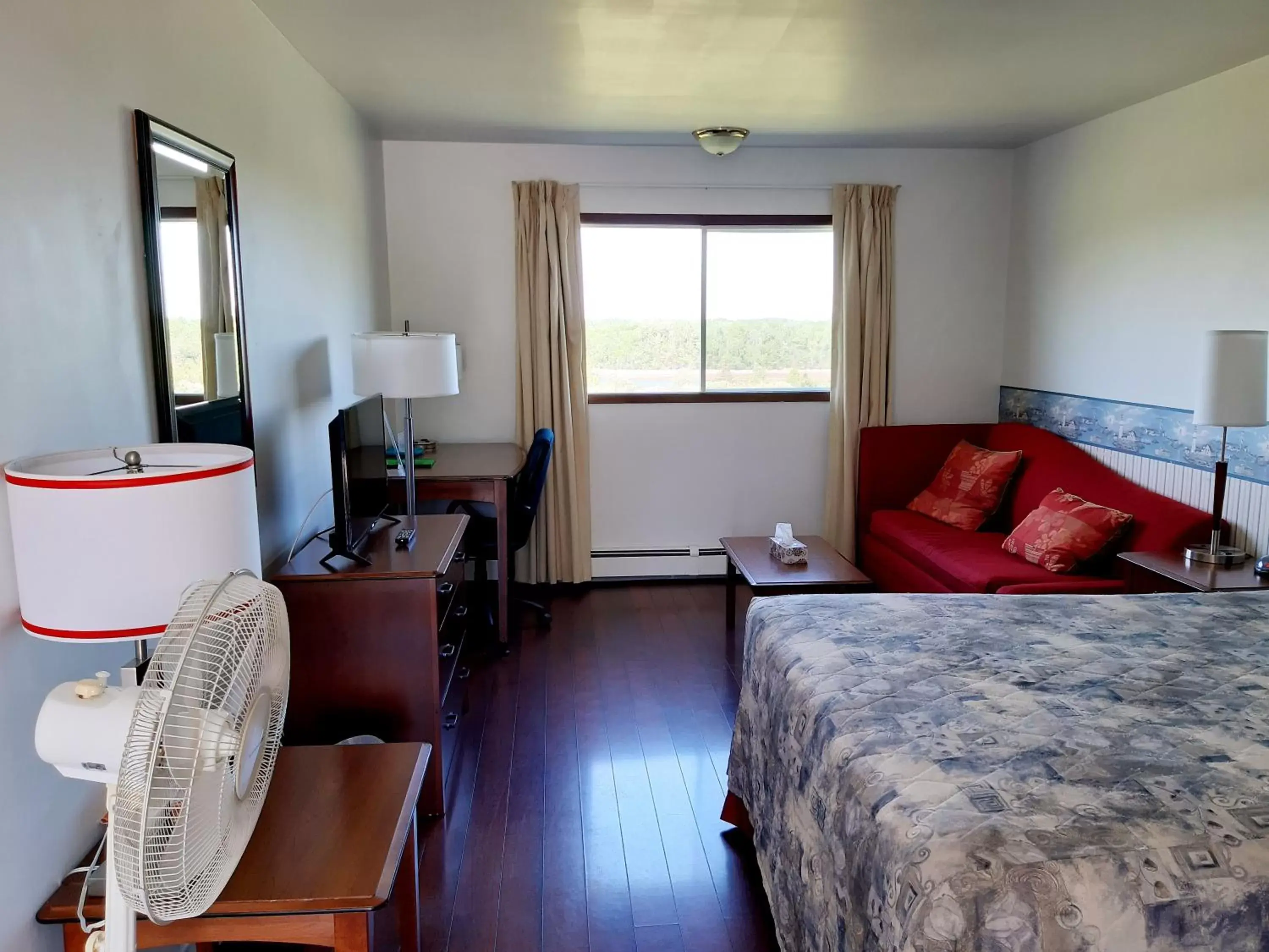 Bedroom, Seating Area in Balmoral Motel