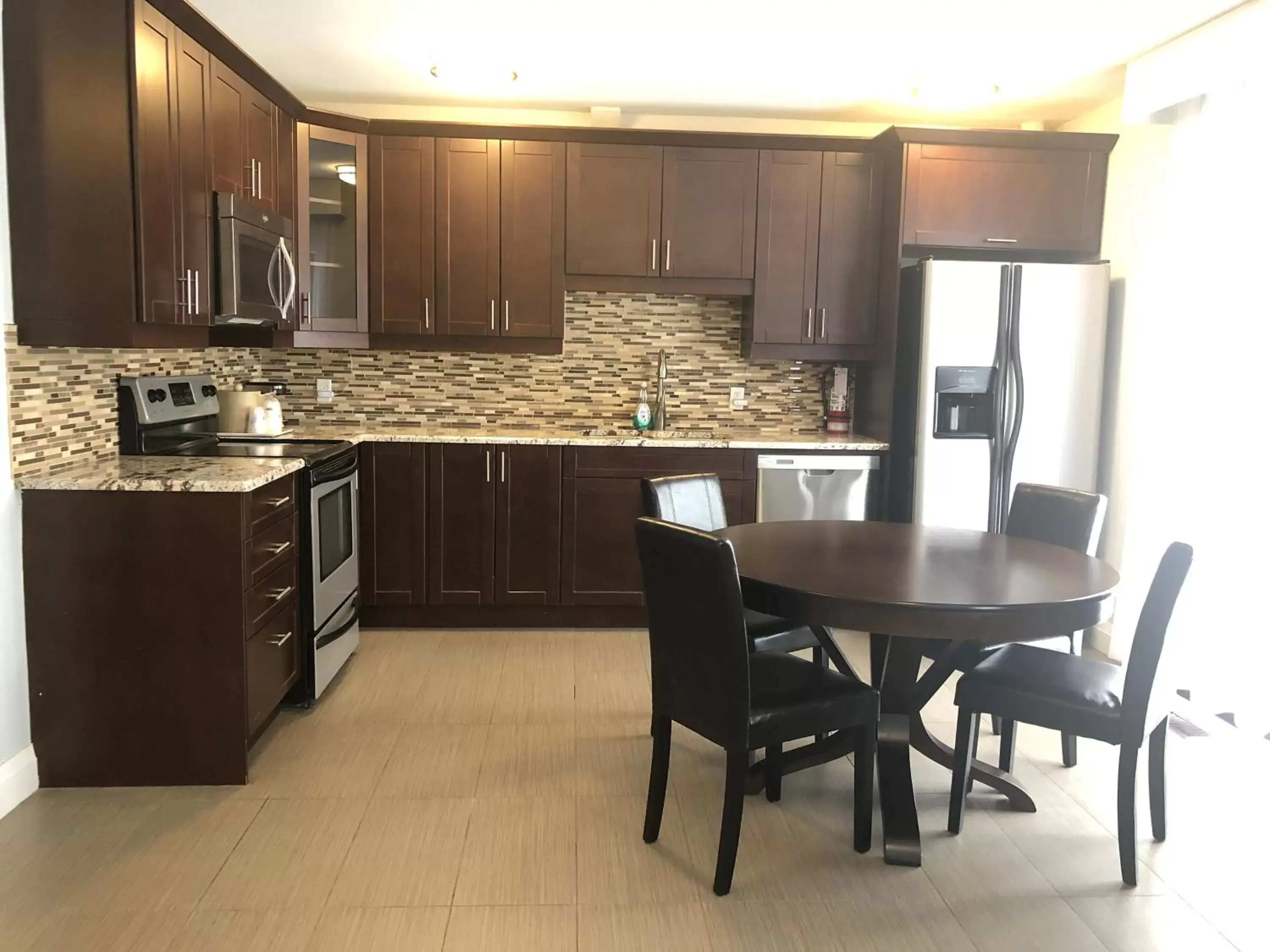 Kitchen or kitchenette, Kitchen/Kitchenette in Best Western Plus Barrie