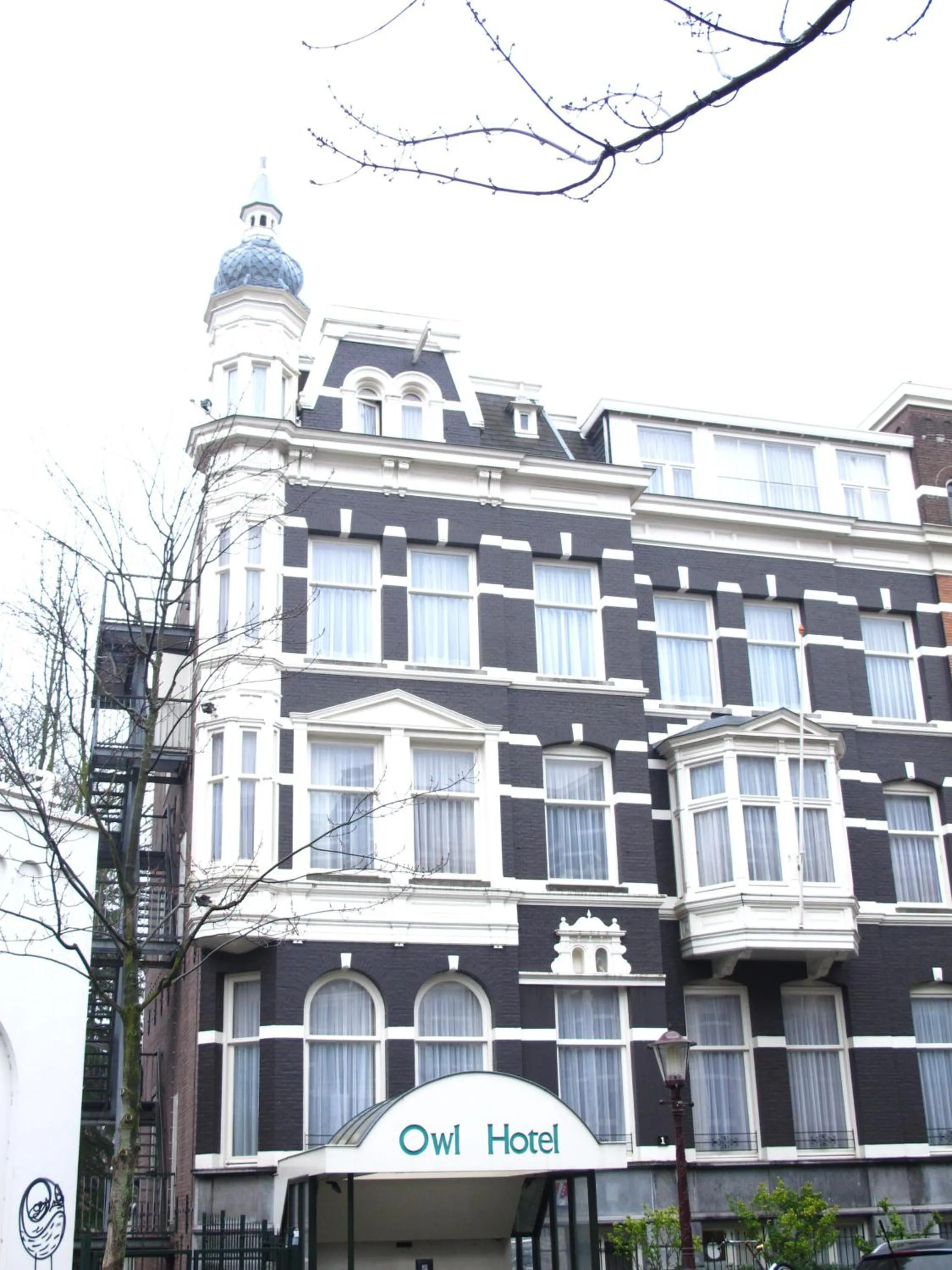 Facade/entrance in Owl Hotel