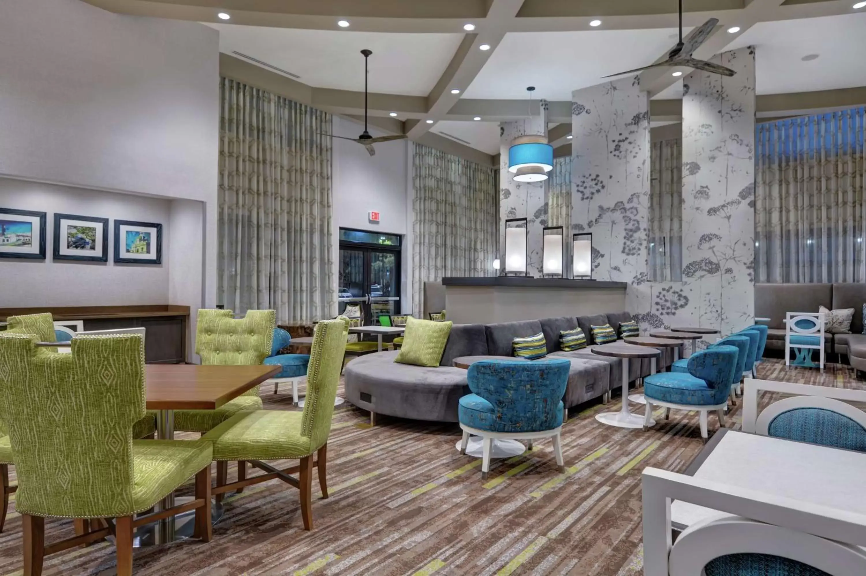 Dining area, Lounge/Bar in Homewood Suites By Hilton Savannah Airport