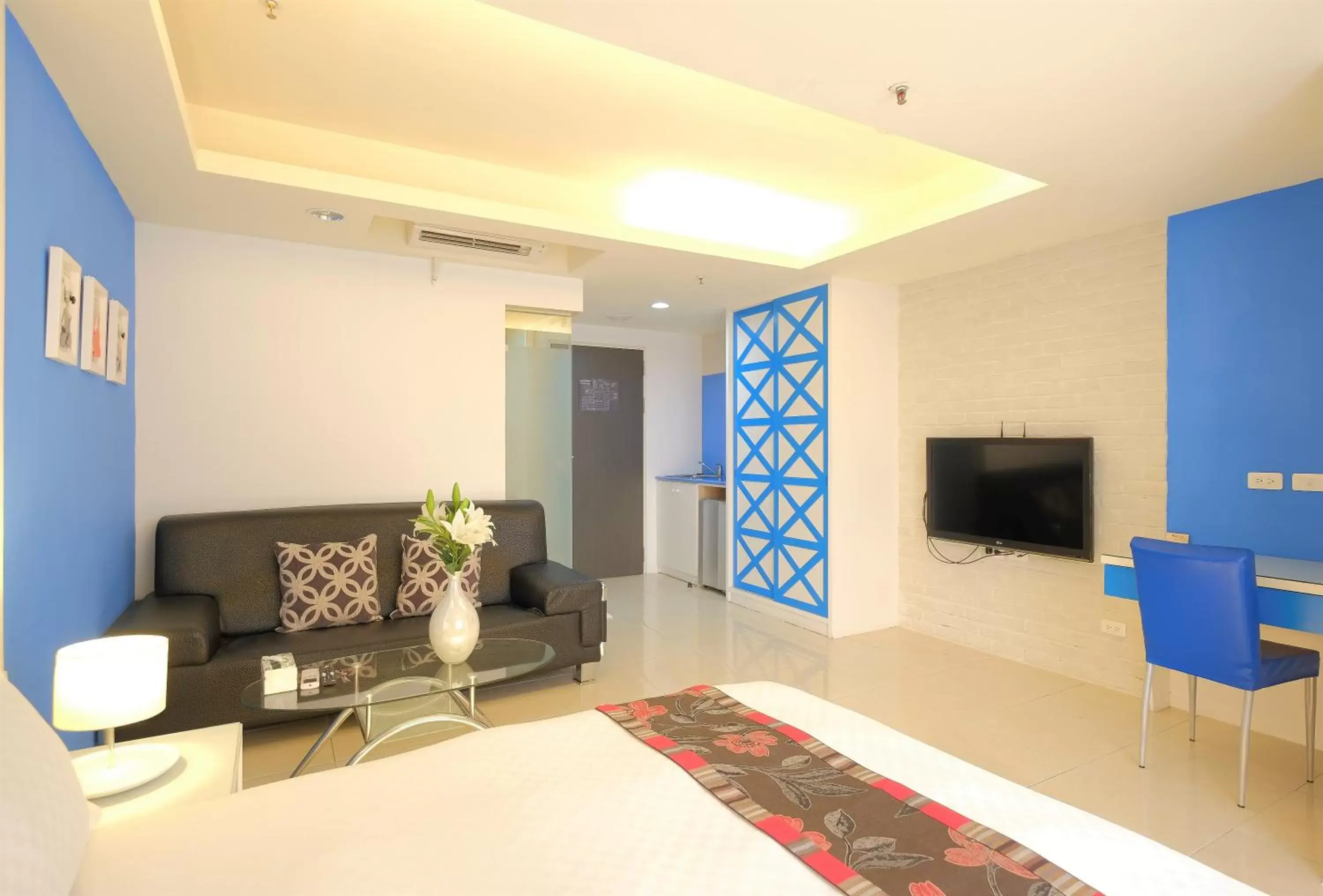 Photo of the whole room, TV/Entertainment Center in LJ Hotel