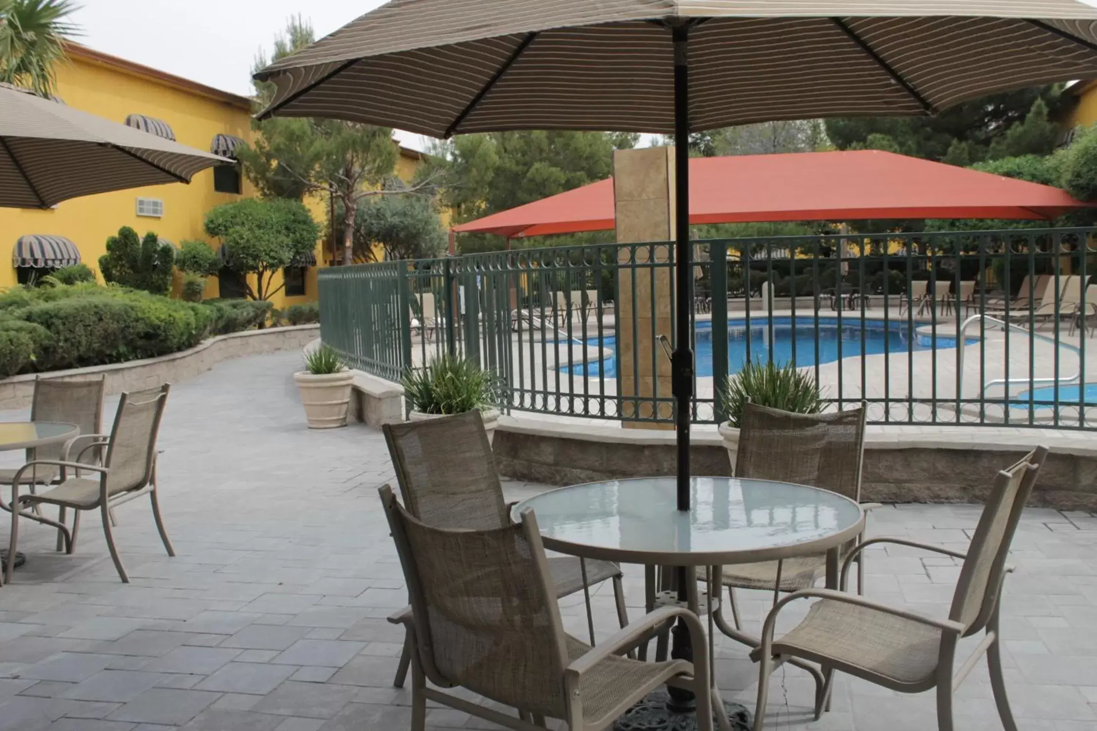 BBQ facilities, Swimming Pool in Holiday Inn Express Chihuahua, an IHG Hotel