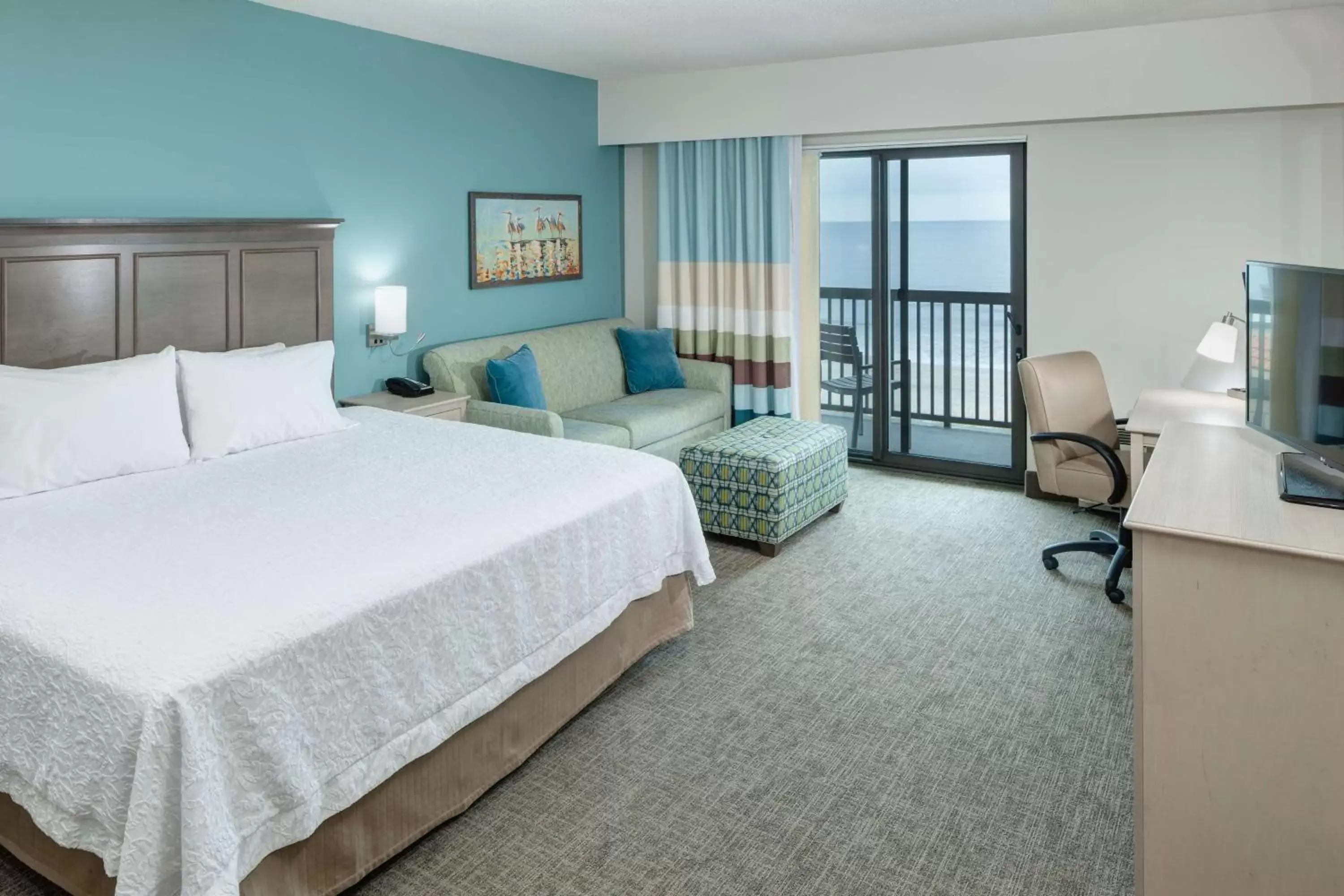 Bed in Hampton Inn & Suites by Hilton Carolina Beach Oceanfront