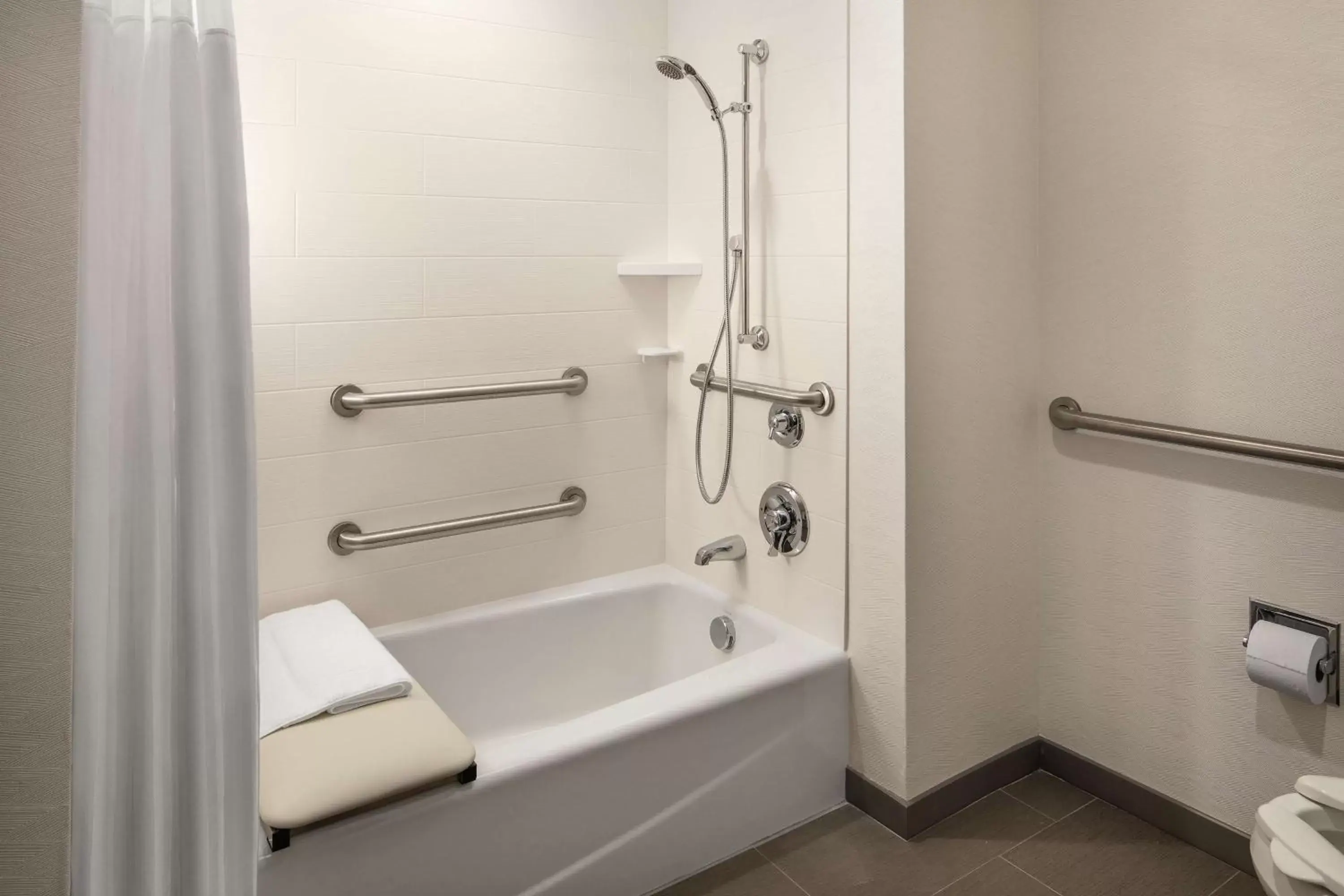 Bathroom in Hilton Garden Inn Sacramento Airport Natomas