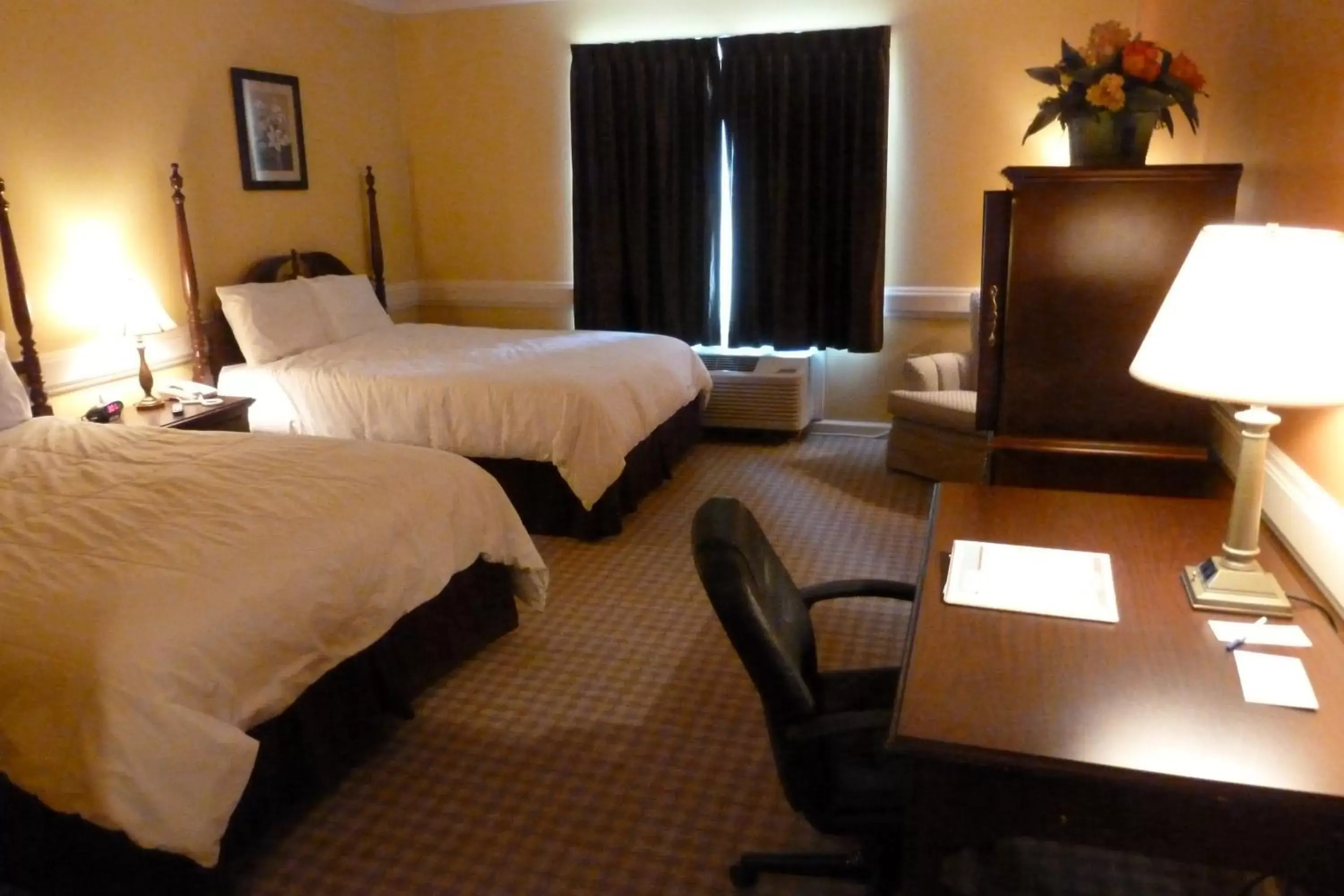 Photo of the whole room, Bed in Inn at Mountainview