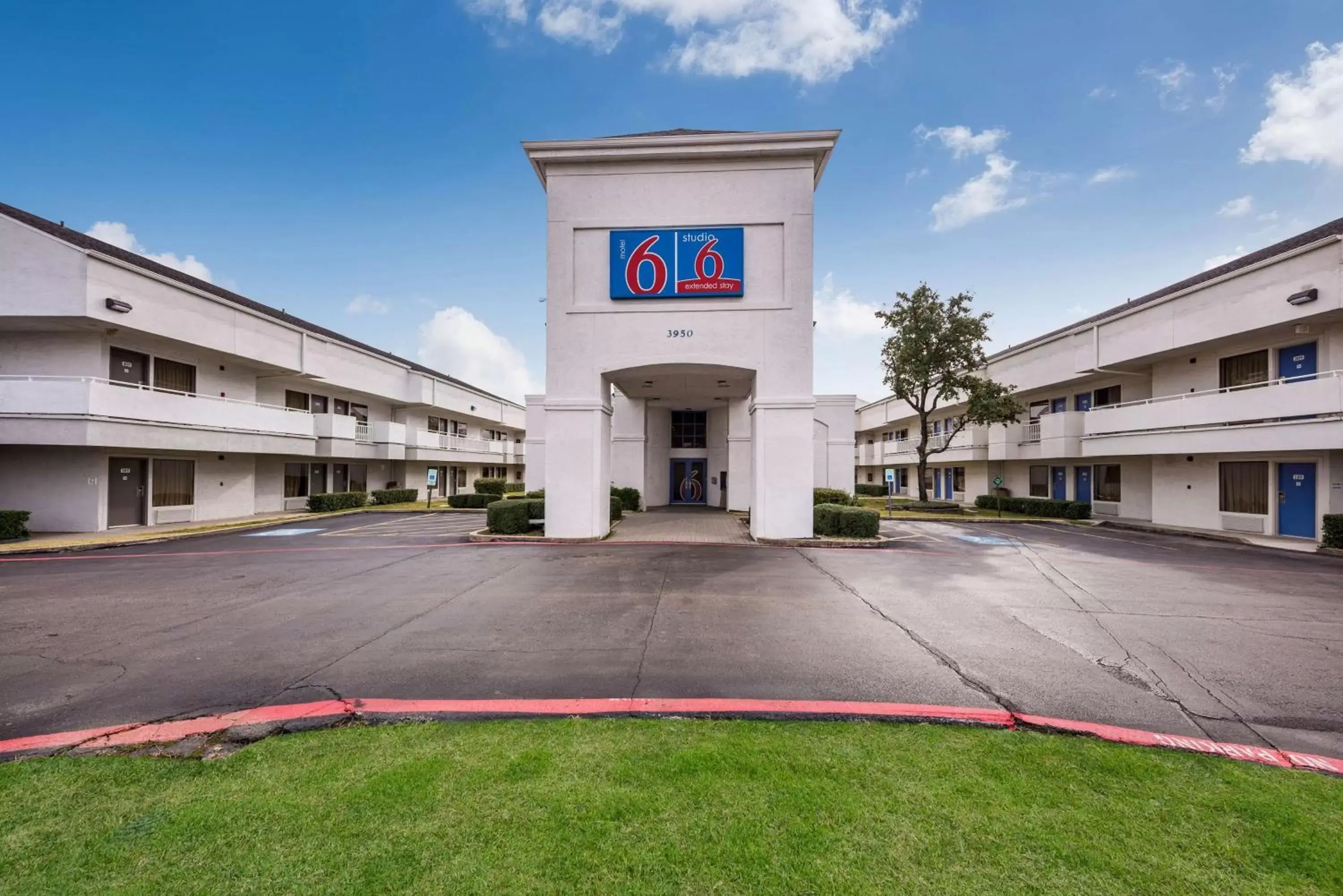 Property Building in Motel 6-Irving, TX - Irving DFW Airport East