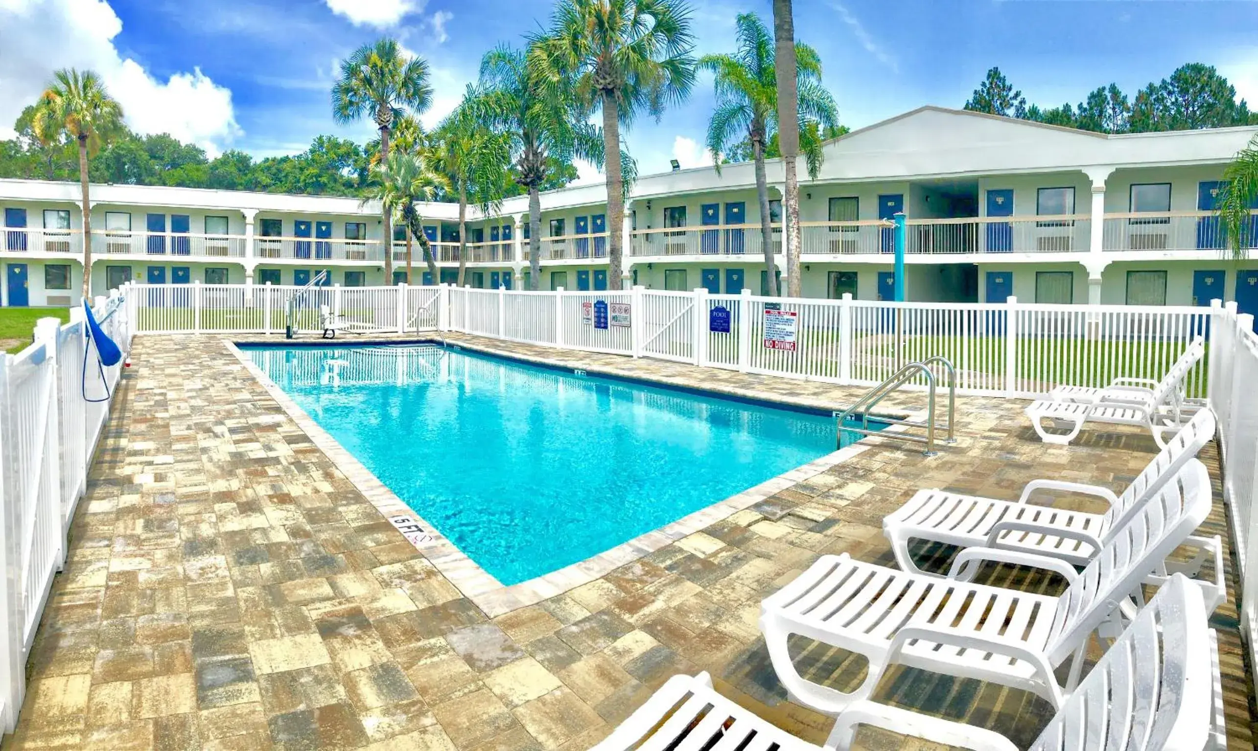 Pool view, Swimming Pool in Motel 6-Starke, FL