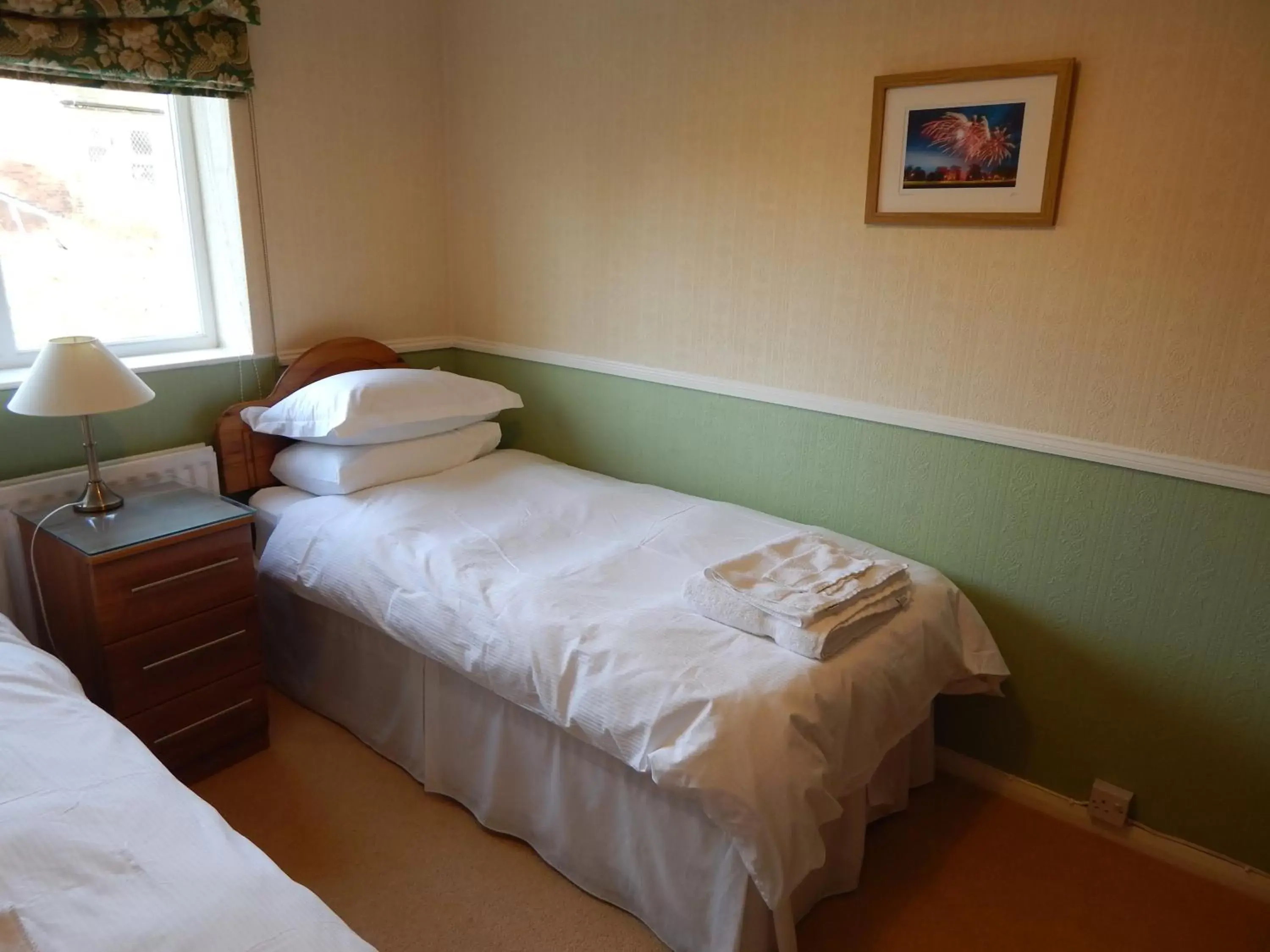 Photo of the whole room, Bed in Fairlight Lodge